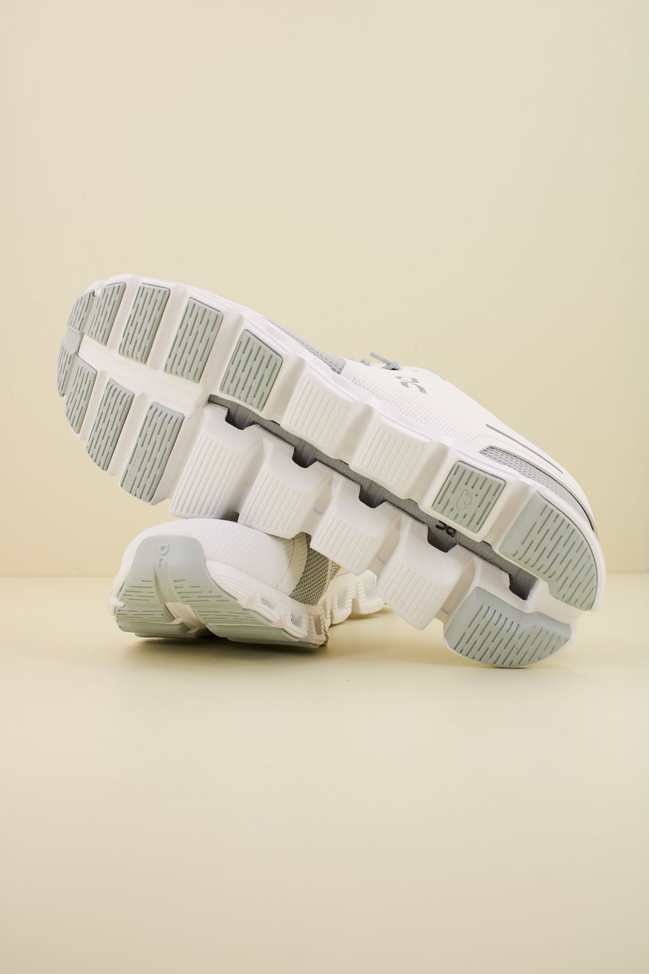 ON RUNNING CLOUD 5 PUSH M en color VERDE (4)