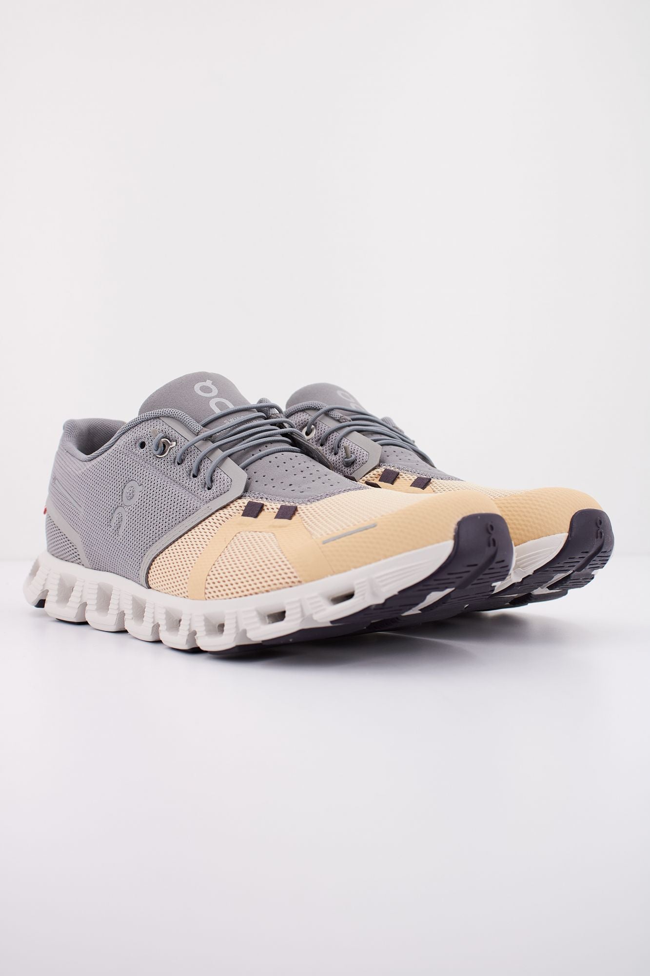 ON RUNNING CLOUD 5 M FOG en color GRIS (2)