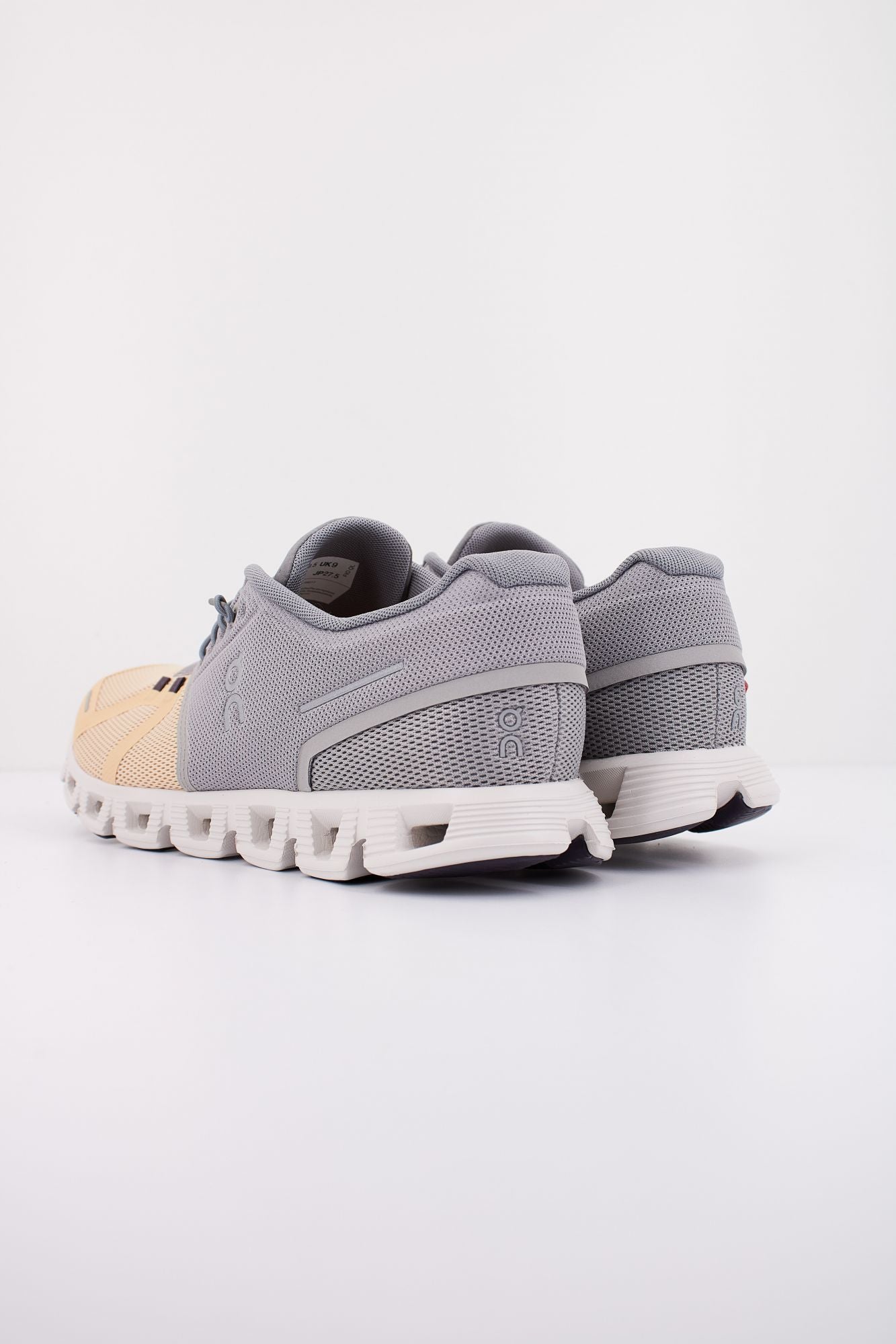 ON RUNNING CLOUD 5 M FOG en color GRIS (3)