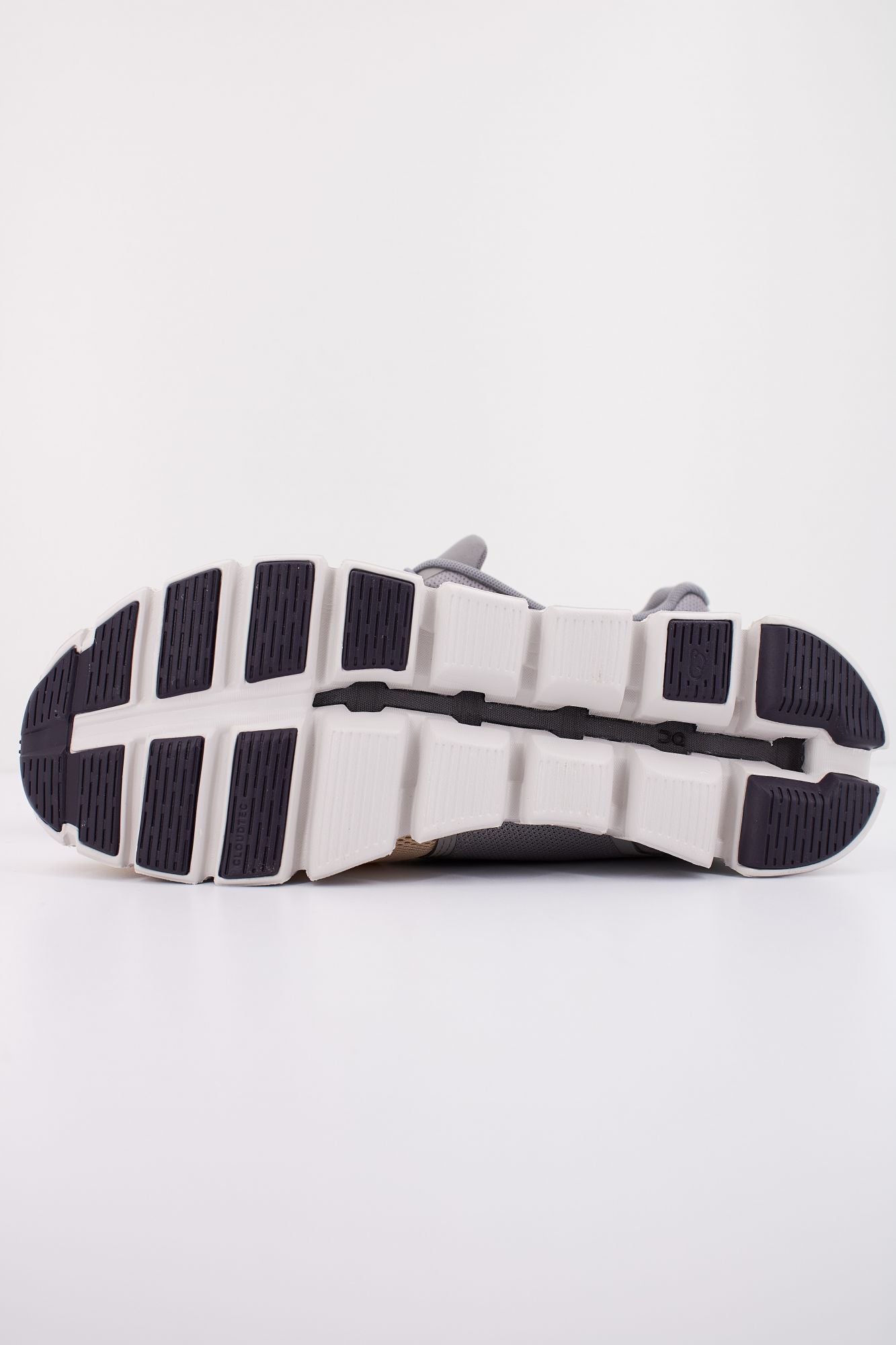 ON RUNNING CLOUD 5 M FOG en color GRIS (4)