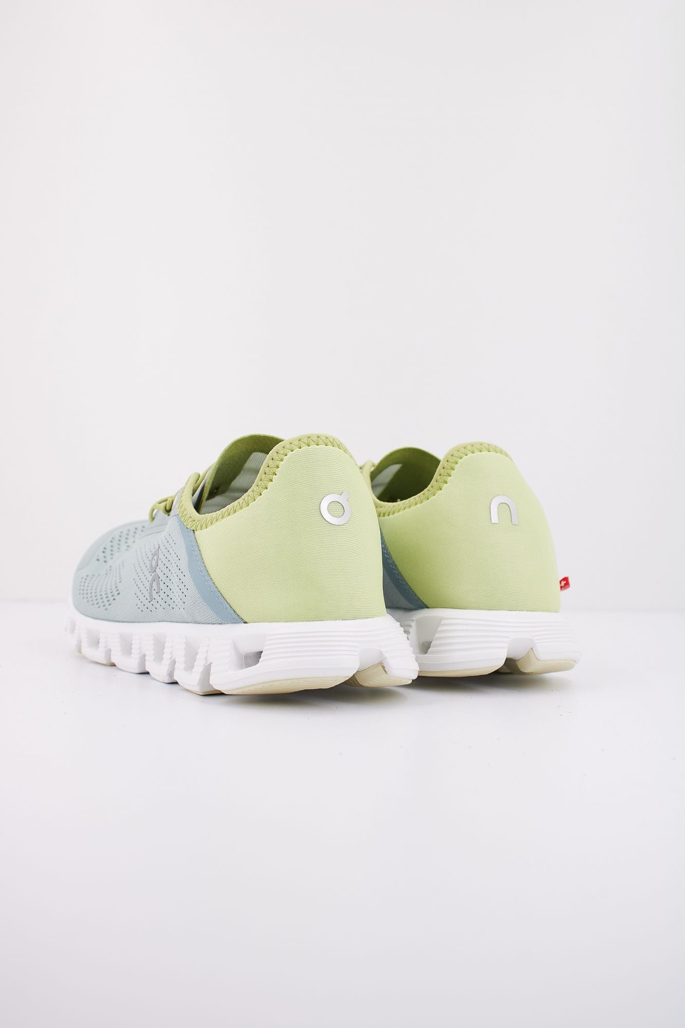 ON RUNNING CLOUD 5 COAST M en color VERDE (3)