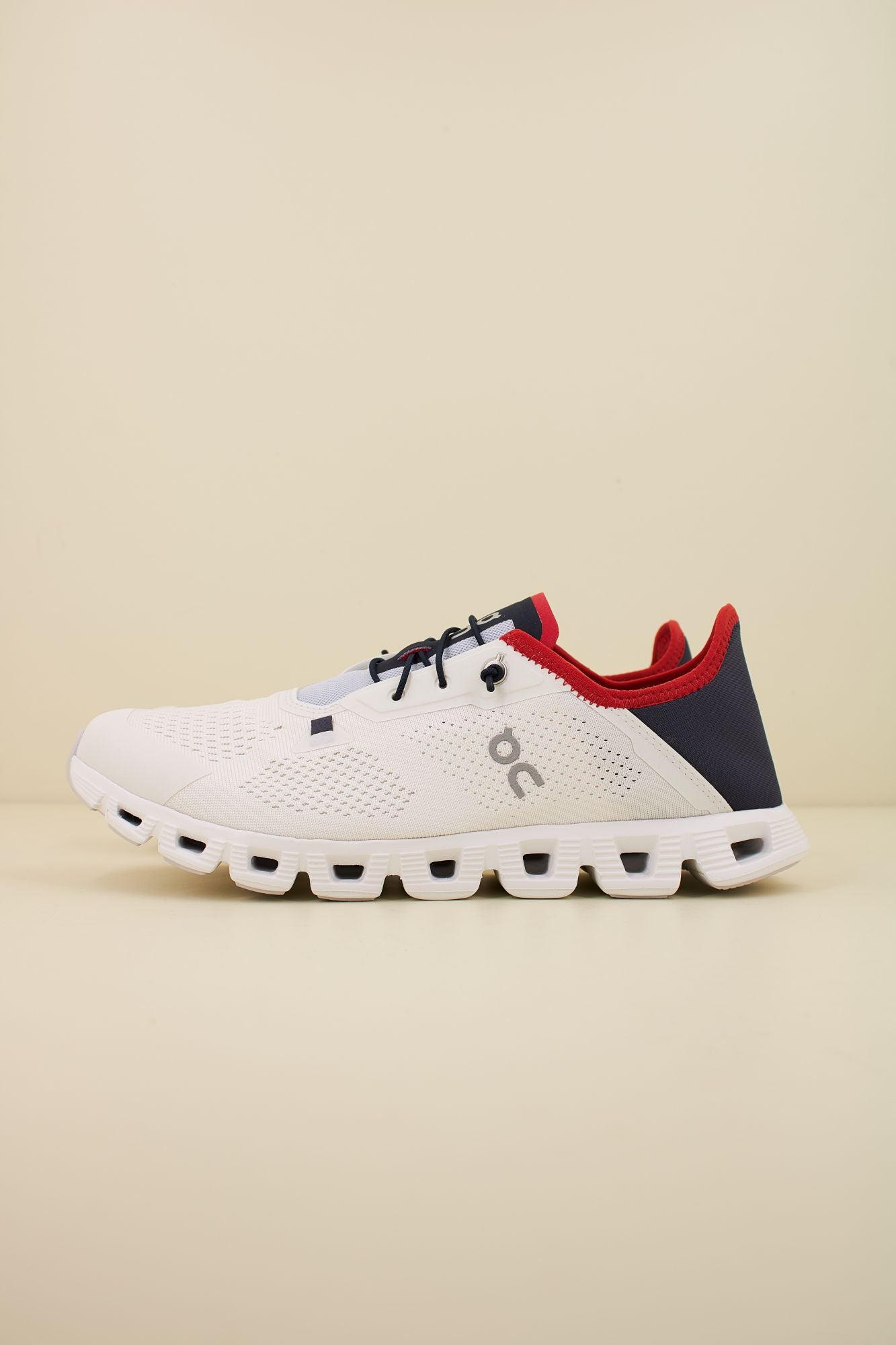 ON RUNNING CLOUD 5 COAST en color BLANCO (1)
