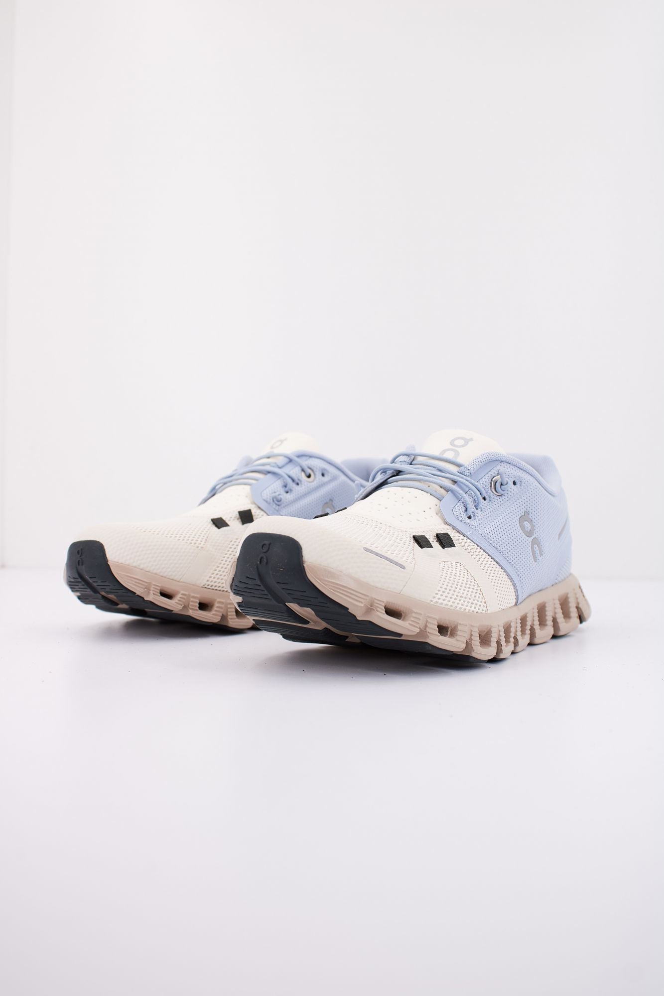 ON RUNNING CLOUD 5 W en color AZUL (2)