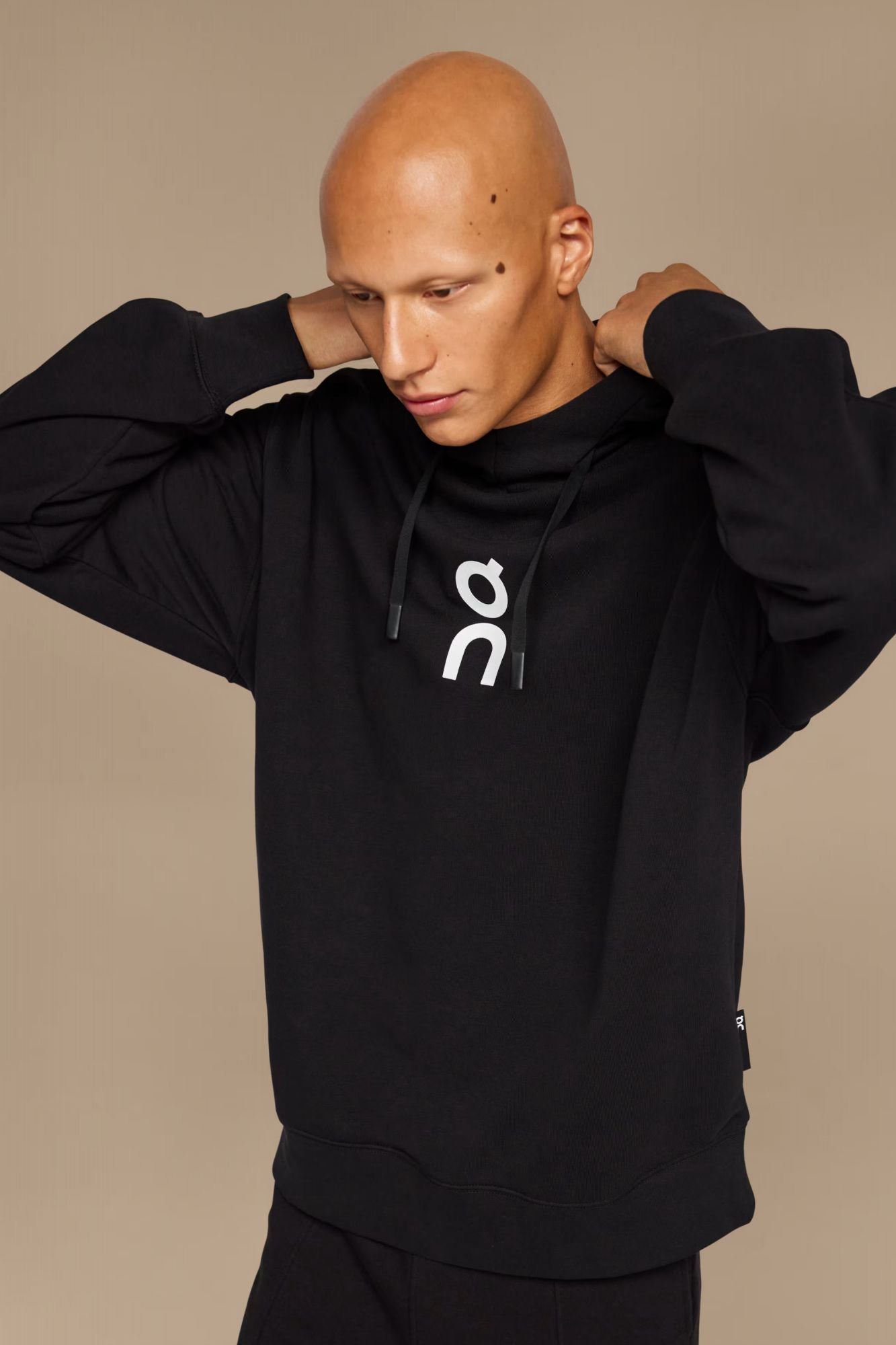 ON RUNNING CLUB HOODIE en color NEGRO (1)