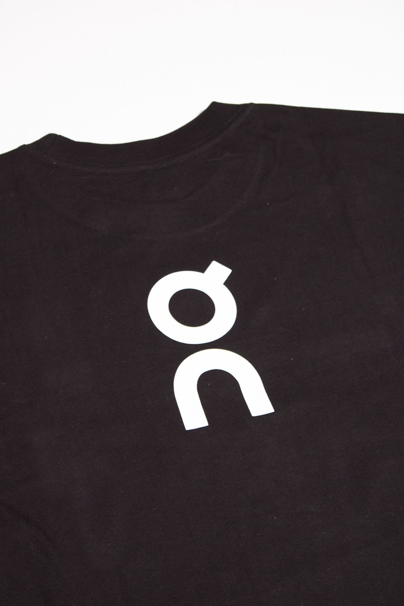 ON RUNNING CLUB T en color NEGRO (2)