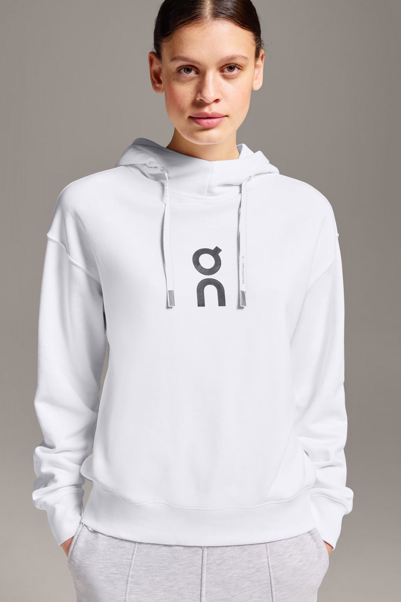 ON RUNNING CLUB HOODIE en color BLANCO (1)