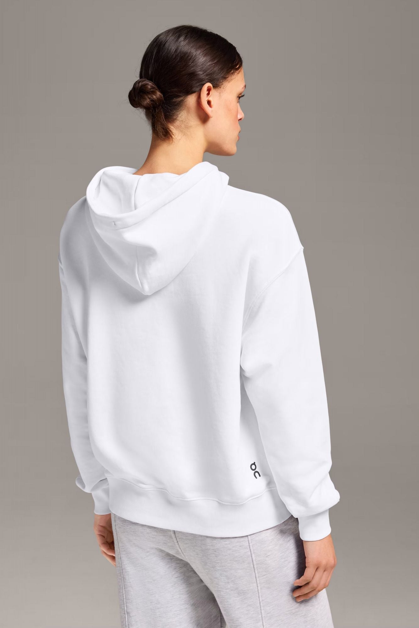 ON RUNNING CLUB HOODIE en color BLANCO (3)