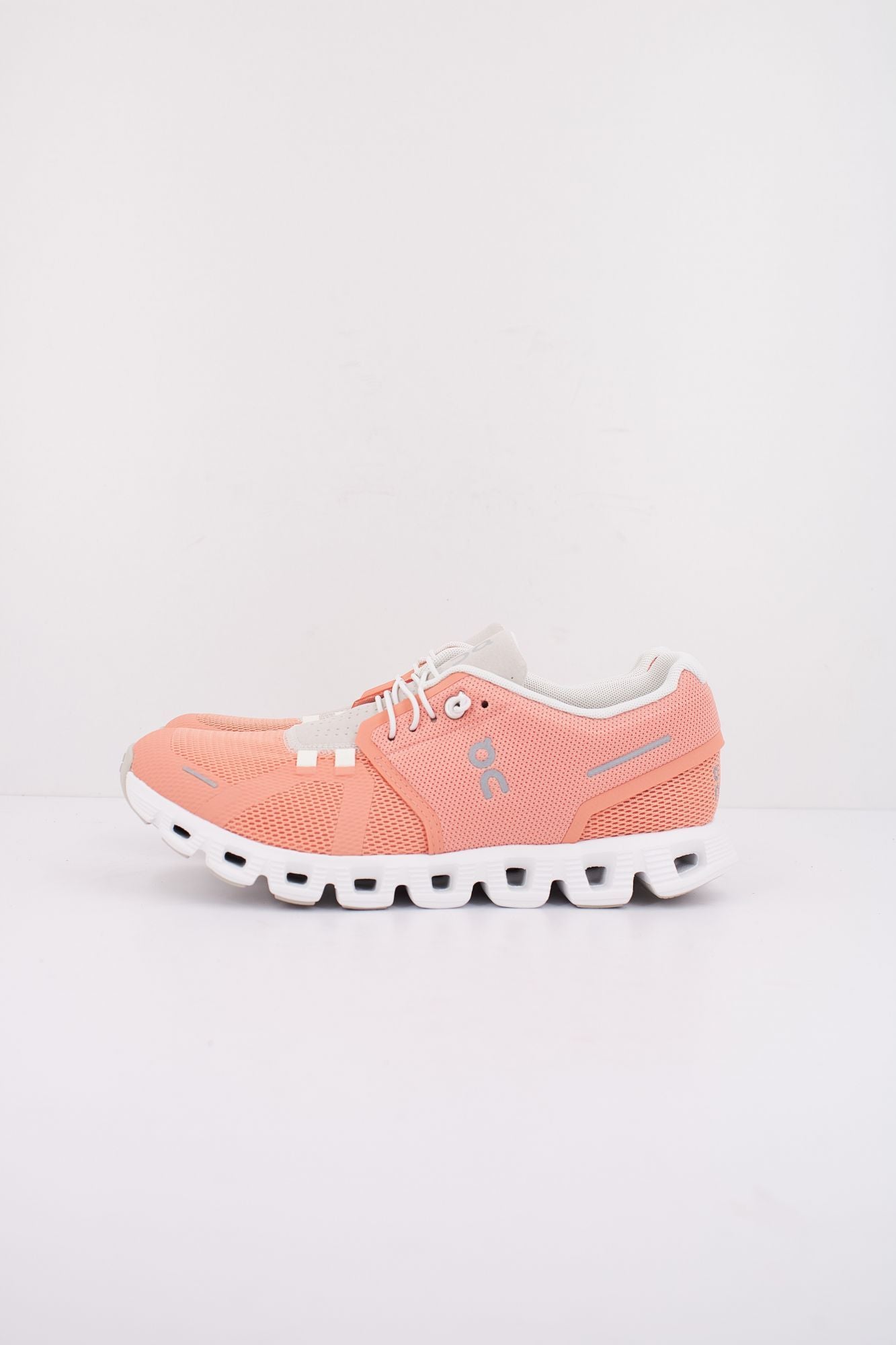 ON RUNNING CLOUD 5 en color ROSA (1)
