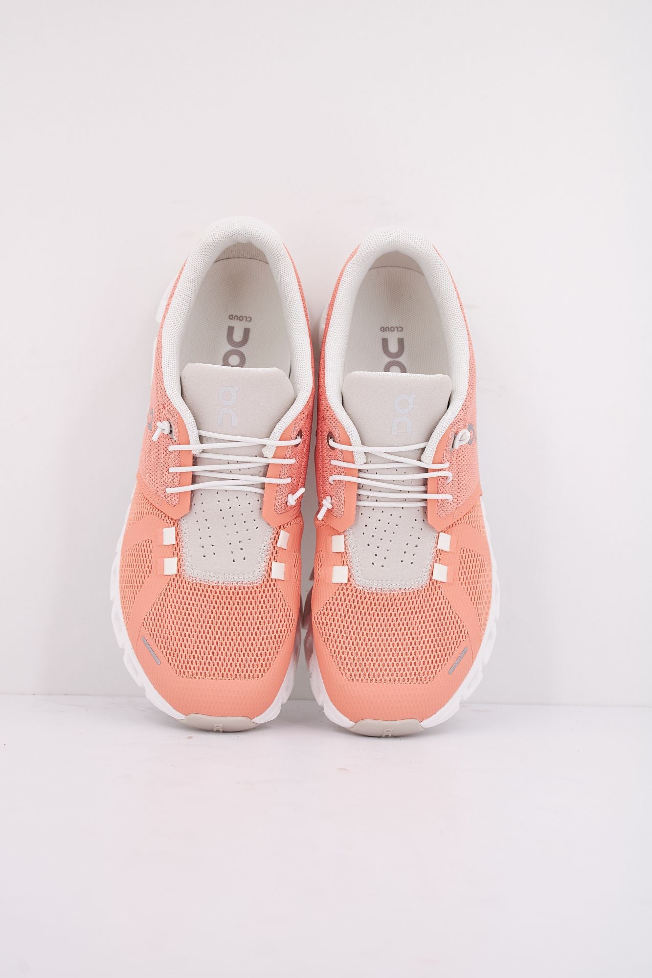 ON RUNNING CLOUD 5 en color ROSA (3)