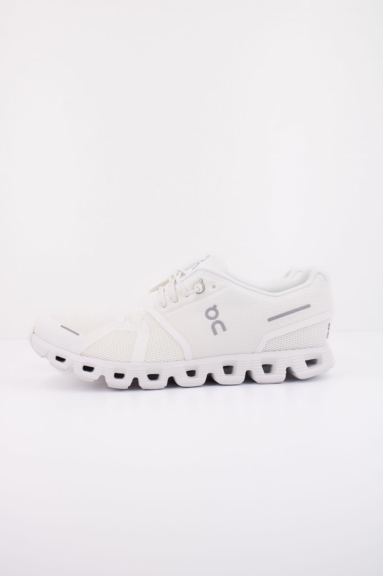 ON RUNNING CLOUD 5 en color BLANCO (1)
