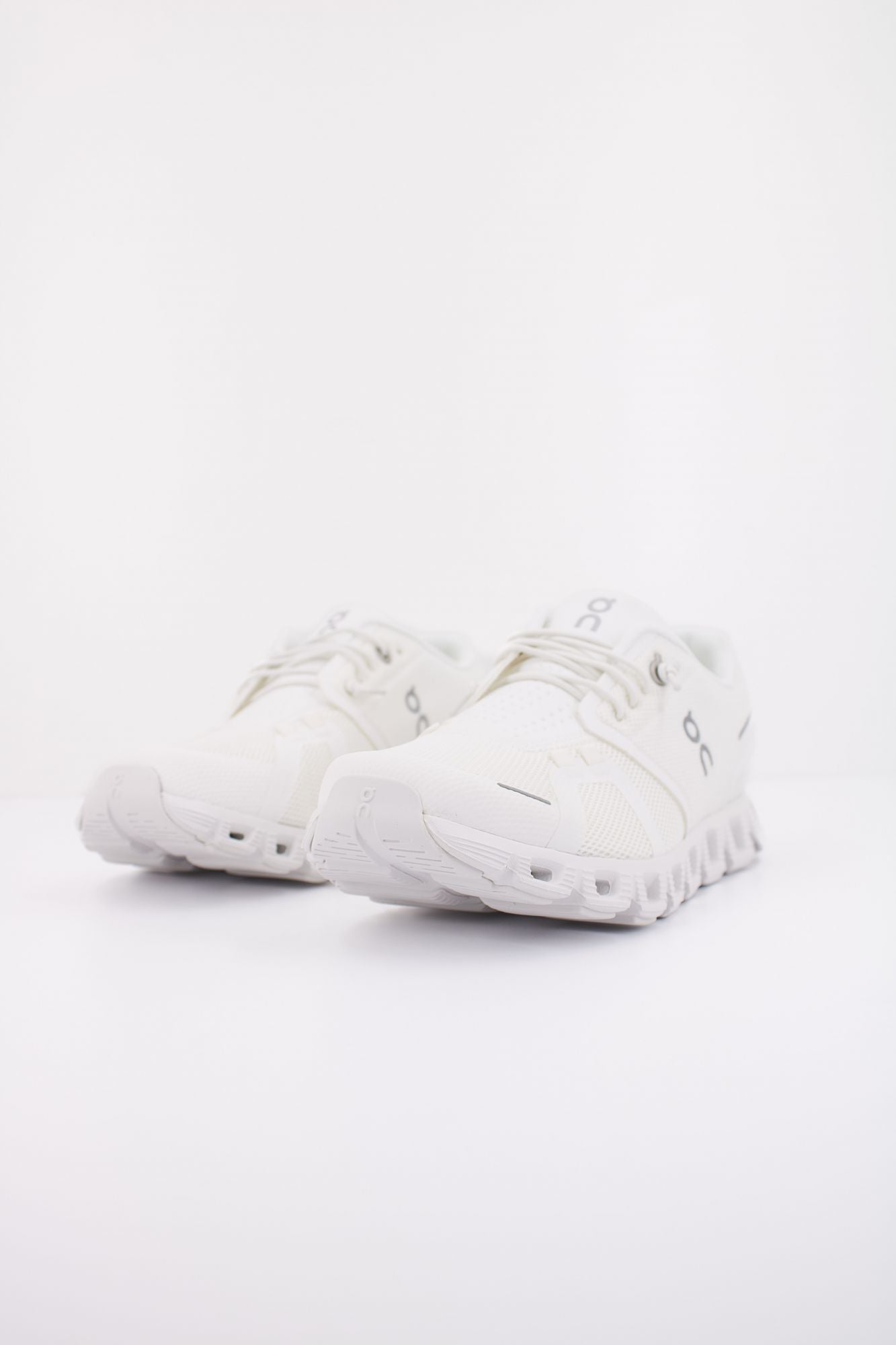 ON RUNNING CLOUD 5 en color BLANCO (2)