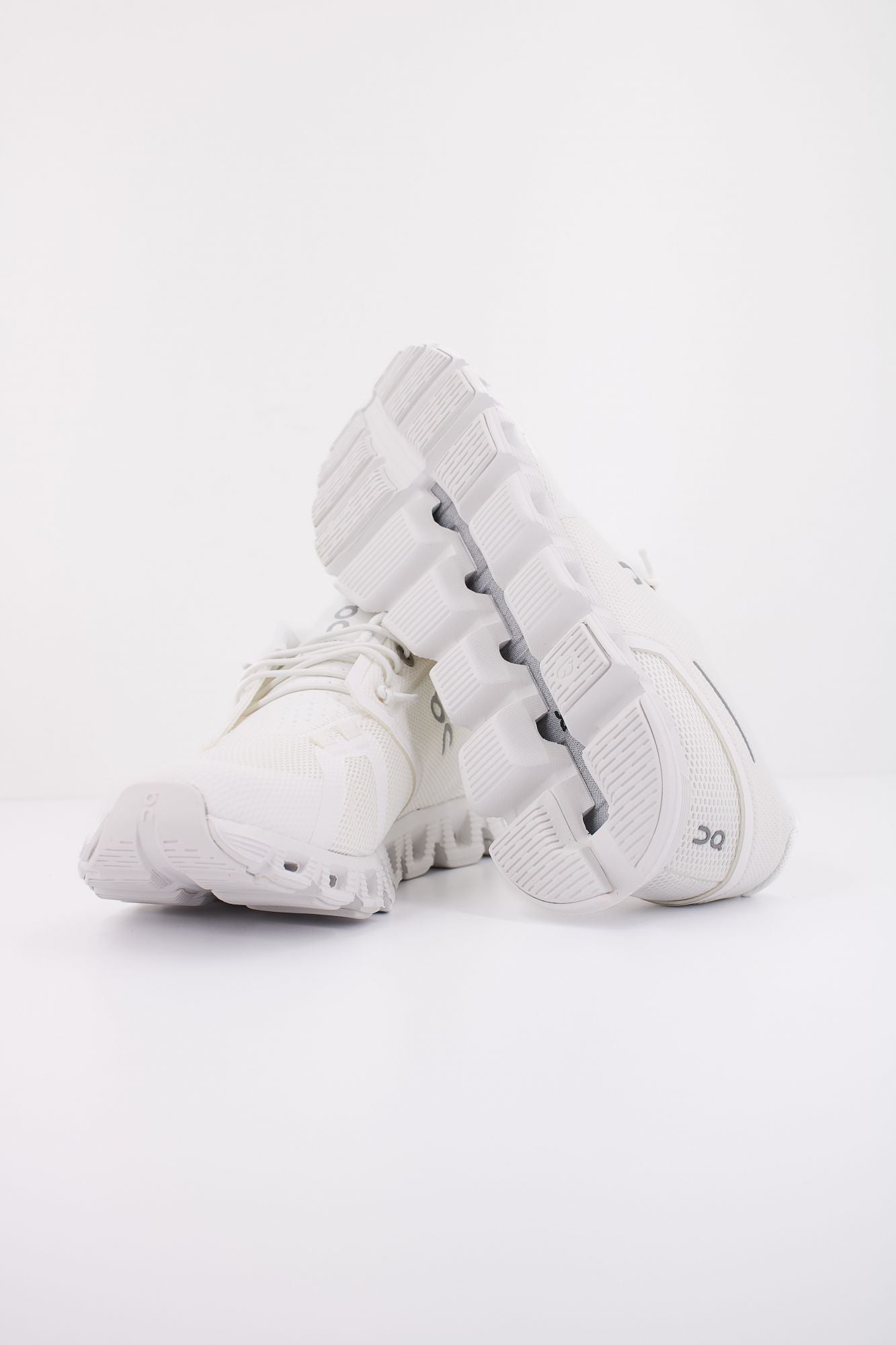 ON RUNNING CLOUD 5 en color BLANCO (5)