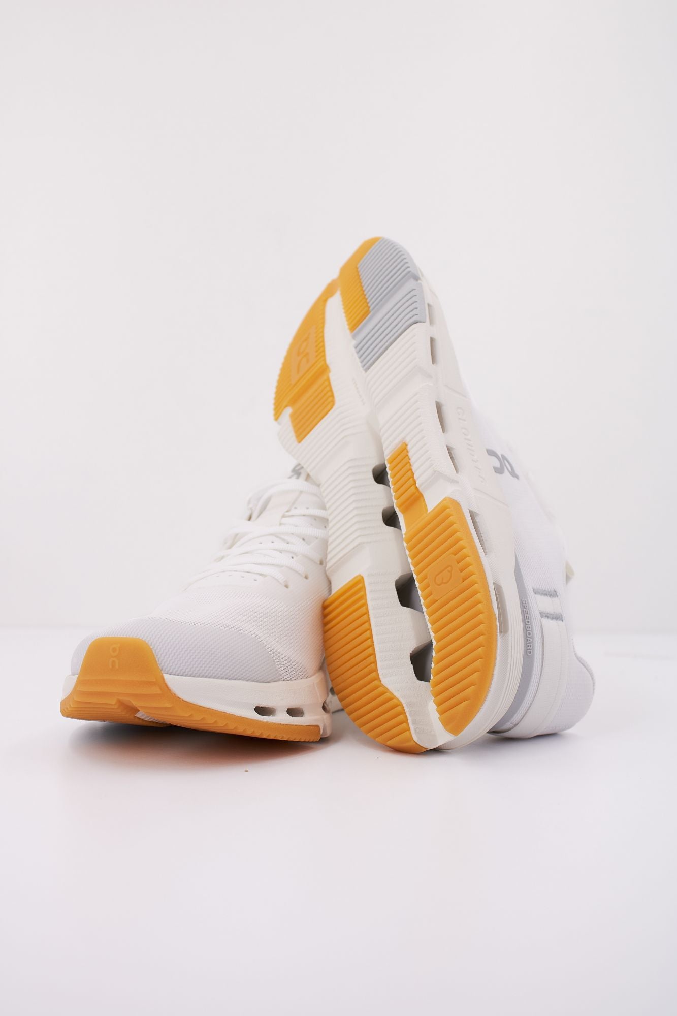 ON RUNNING CLOUDNOVA FORM 2 en color BLANCO (5)
