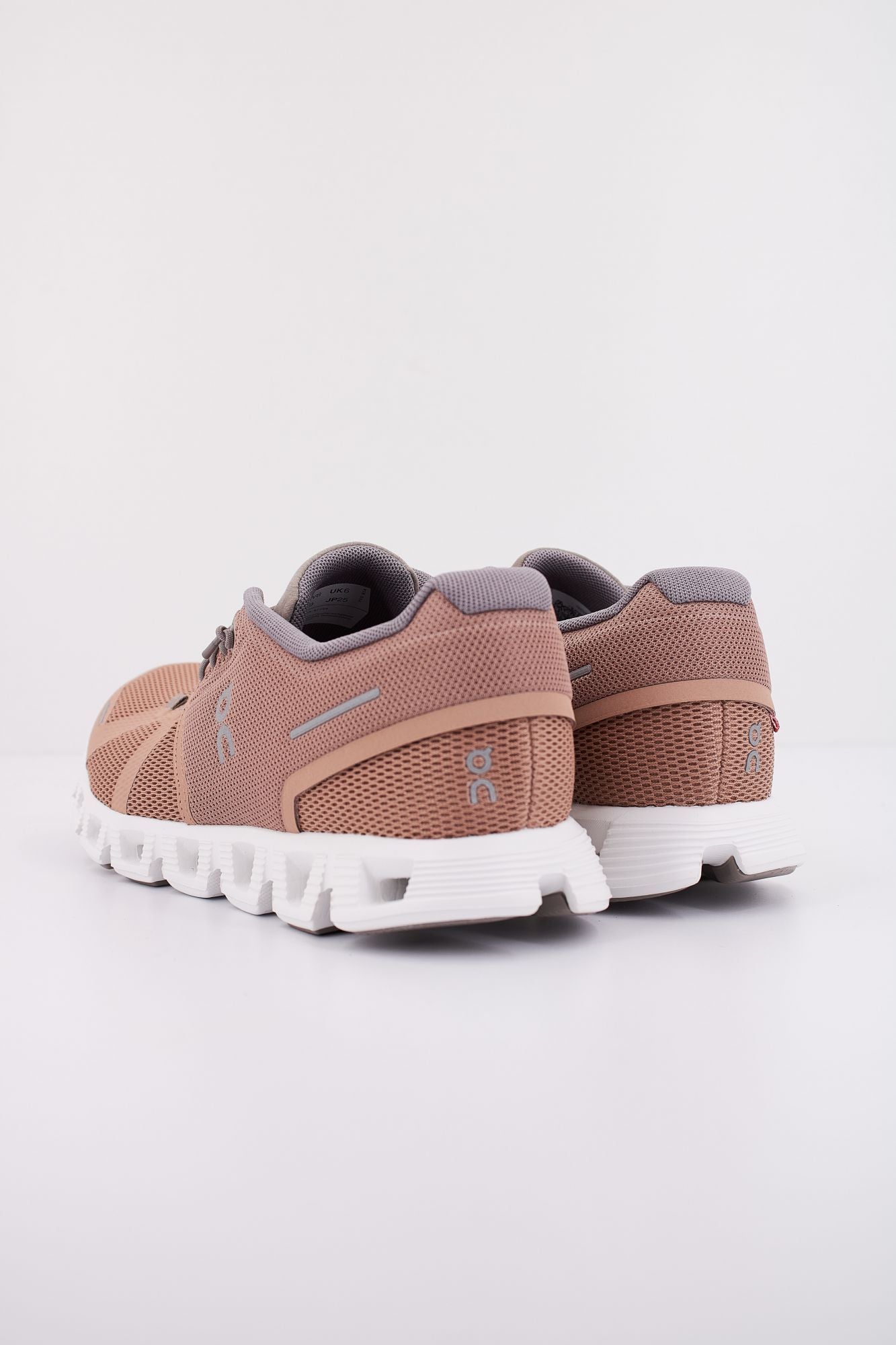 ON RUNNING CLOUD 5 en color MARRON (4)