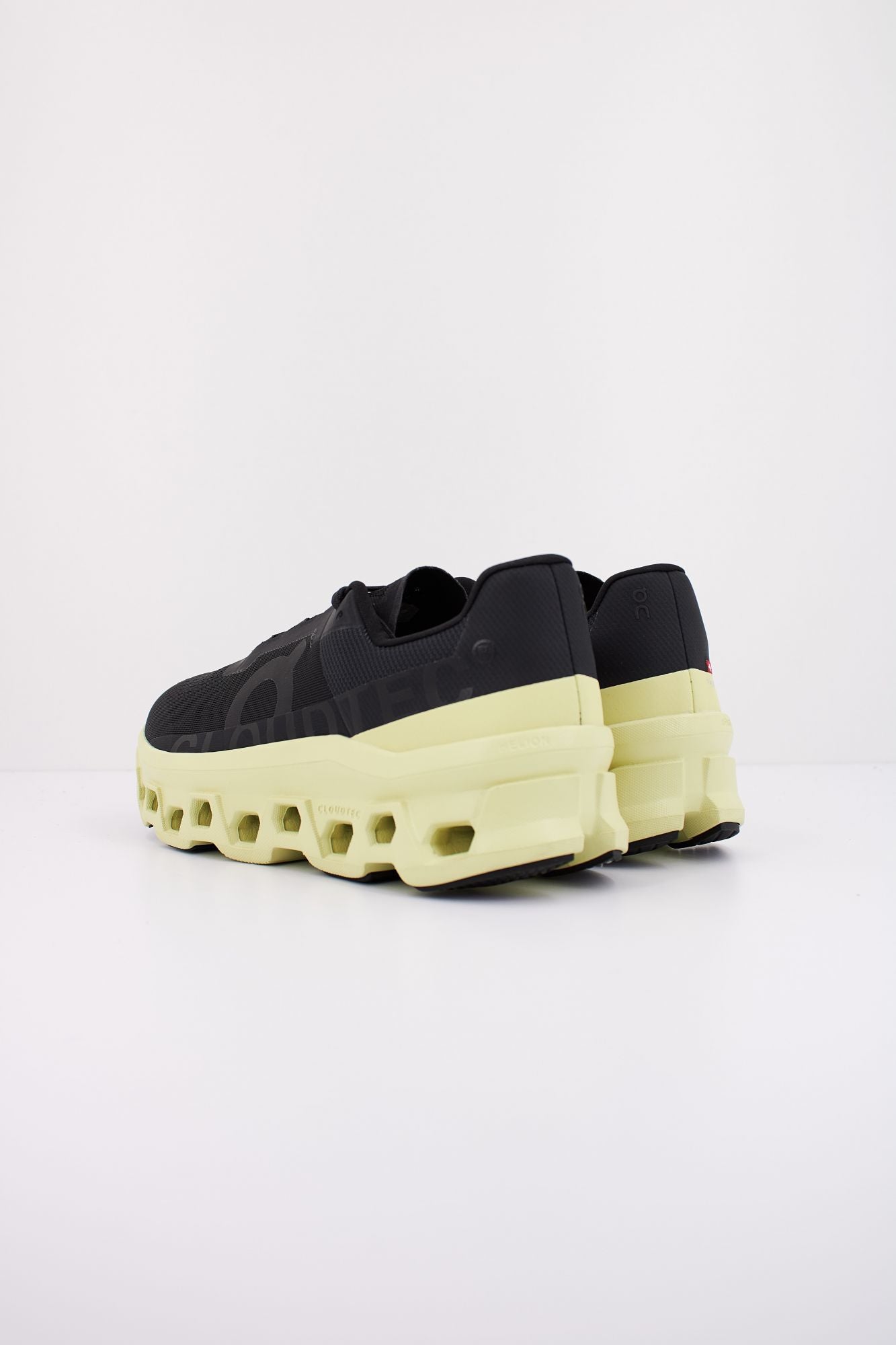ON RUNNING CLOUDMONSTER en color NEGRO (4)