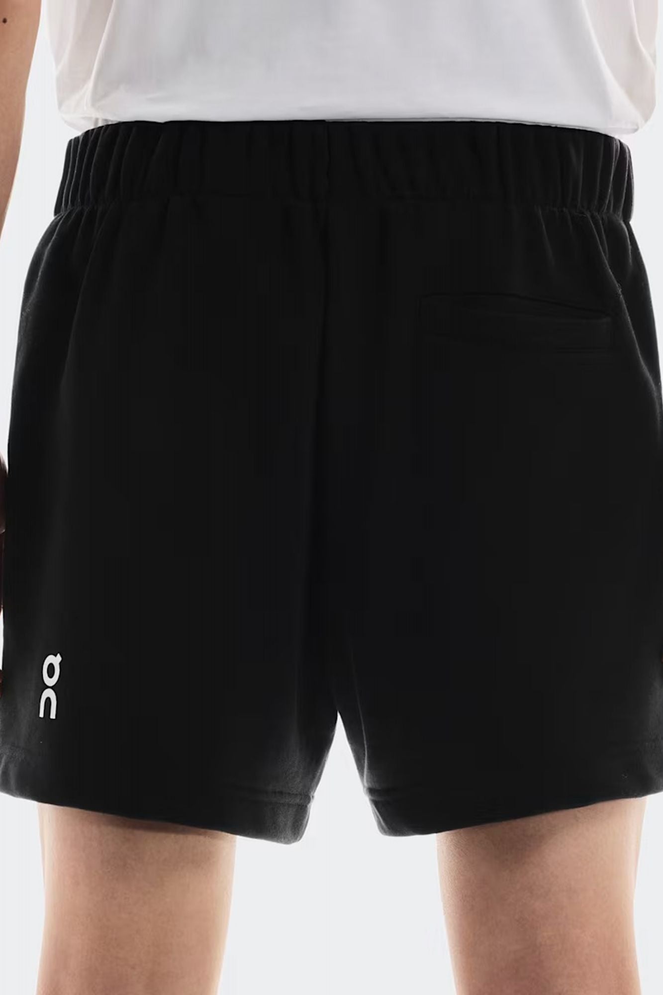 ON RUNNING CLUB SHORTS en color NEGRO (2)