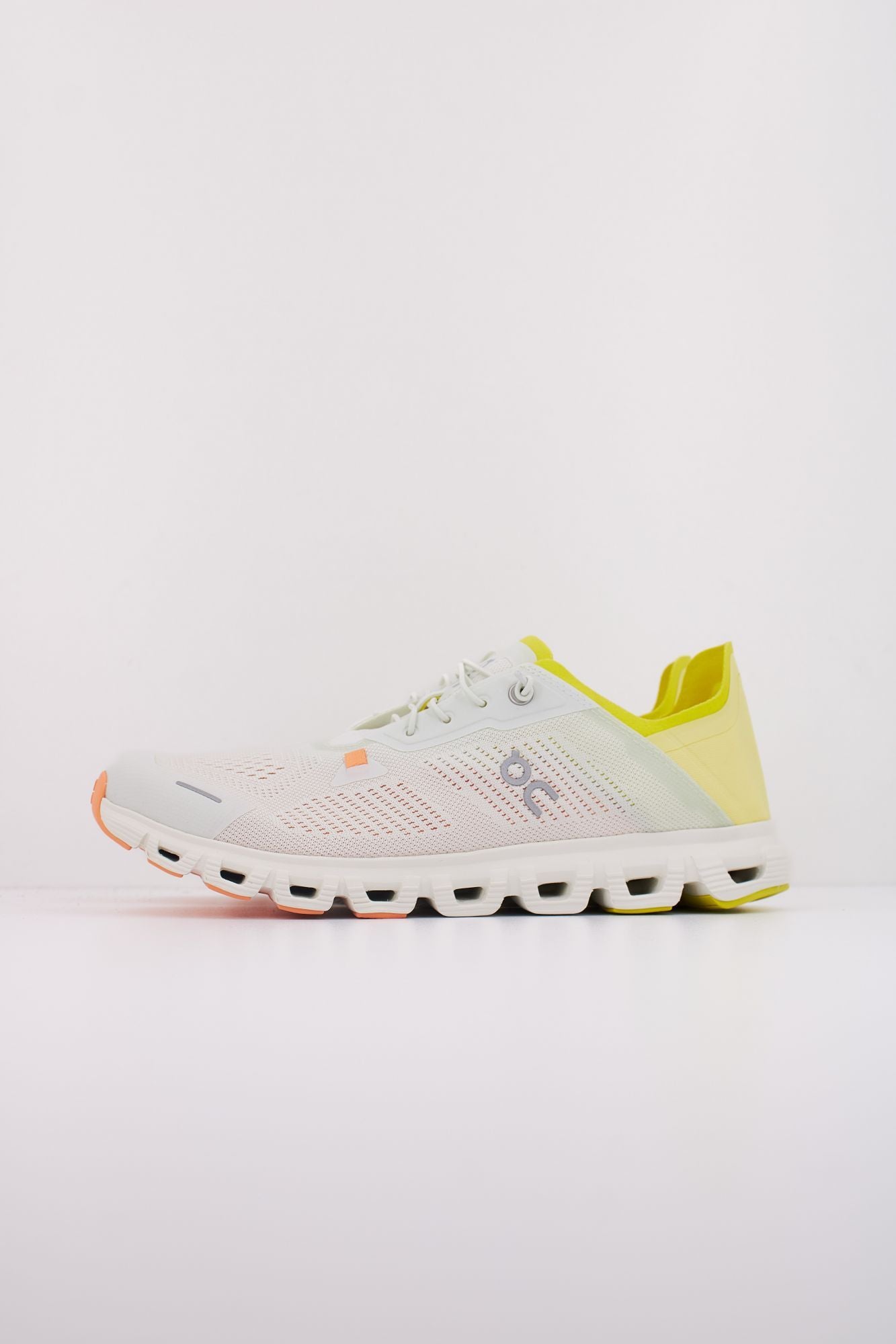 ON RUNNING CLOUD 6 COAST en color BLANCO (1)