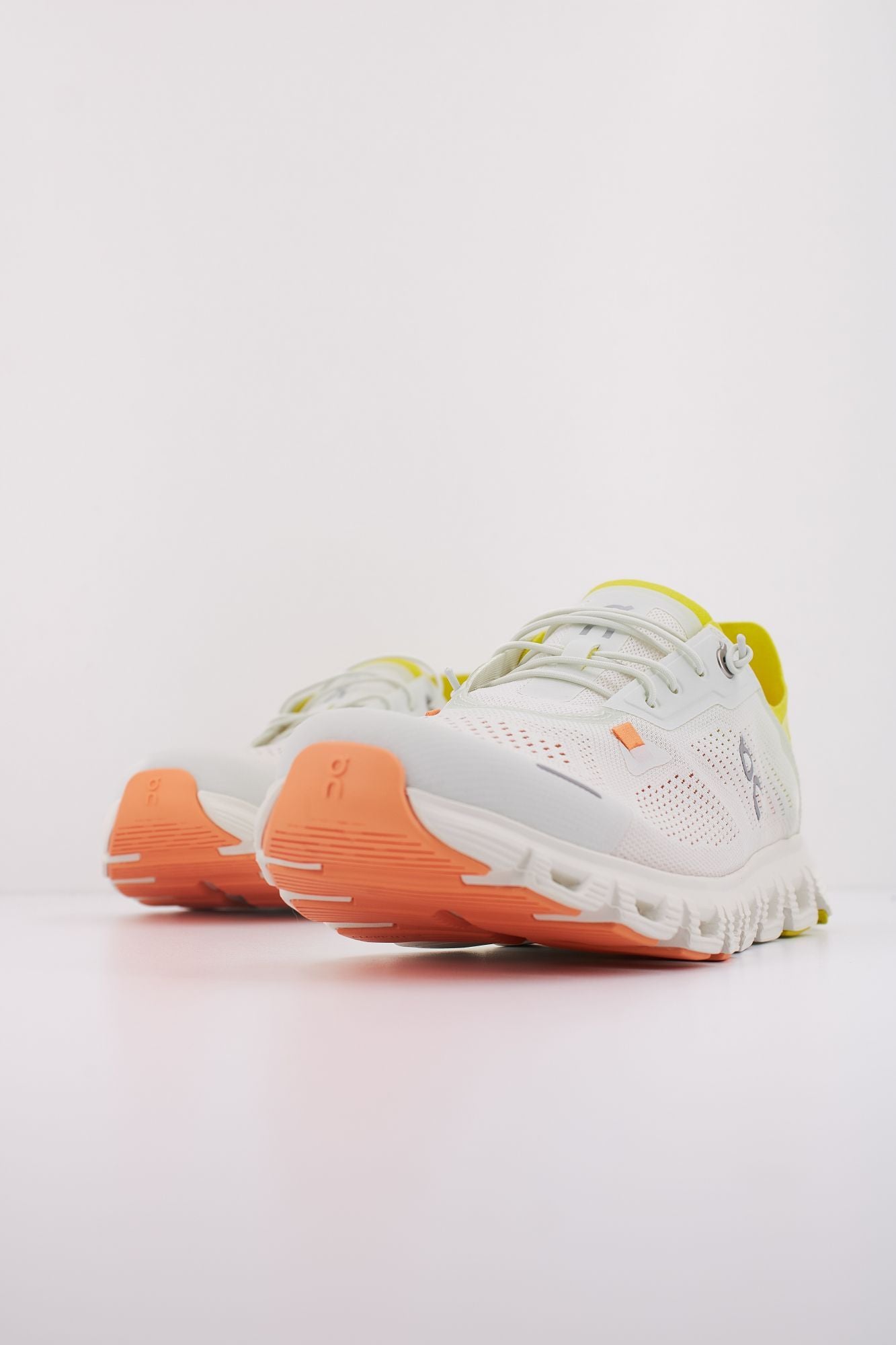 ON RUNNING CLOUD 6 COAST en color BLANCO (2)