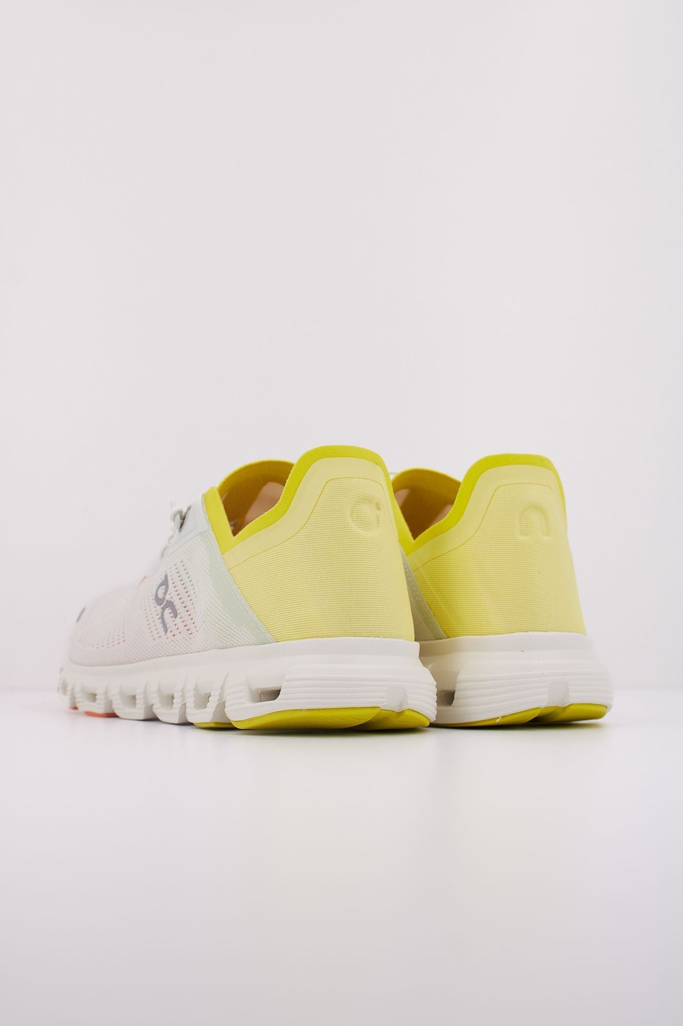 ON RUNNING CLOUD 6 COAST en color BLANCO (4)