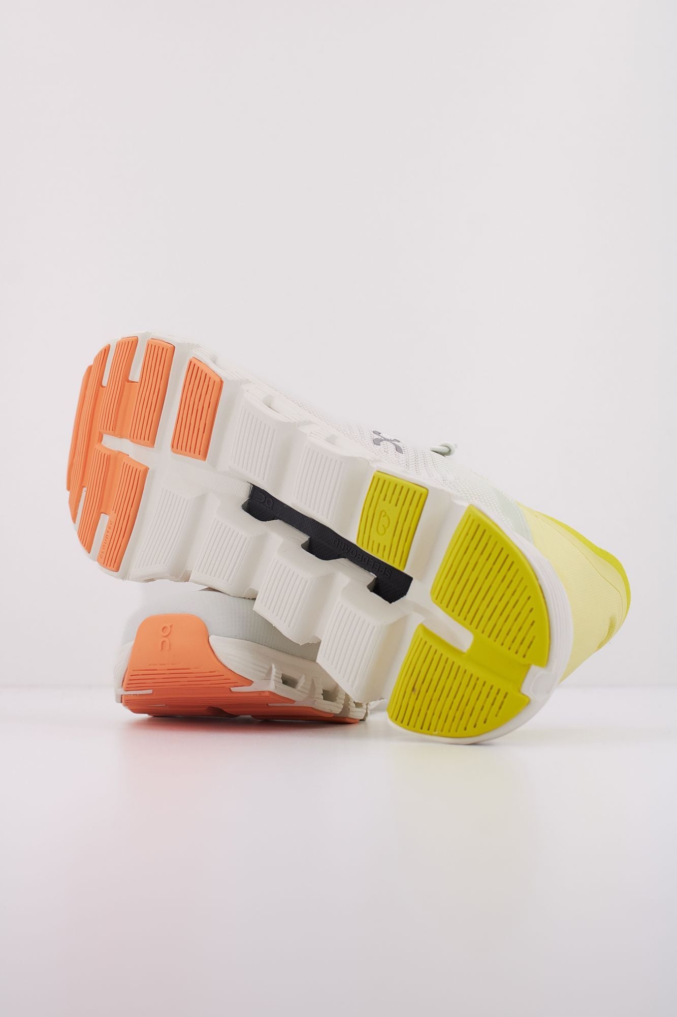 ON RUNNING CLOUD 6 COAST en color BLANCO (5)