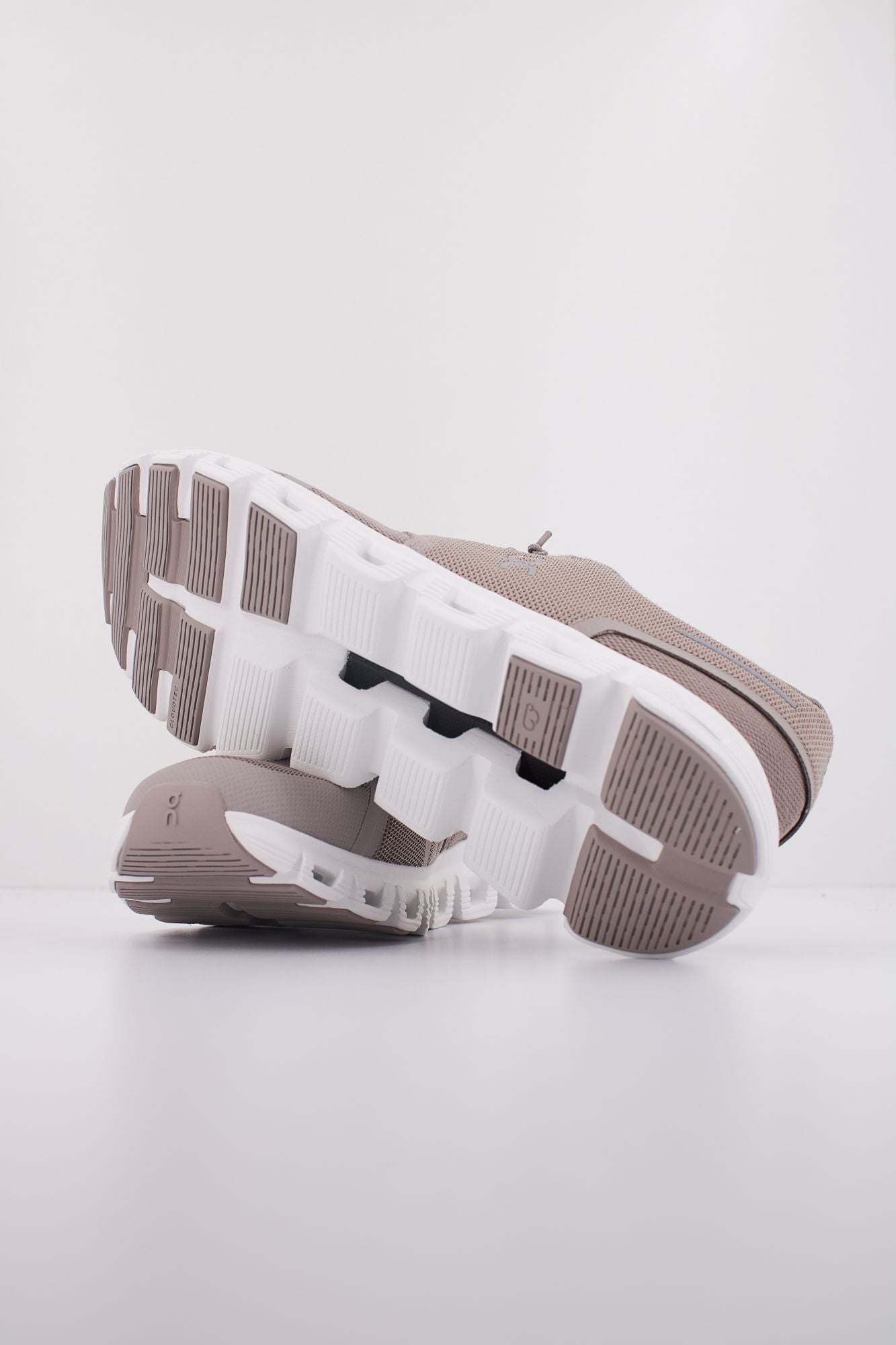 ON RUNNING CLOUD 6 en color MARRON (5)