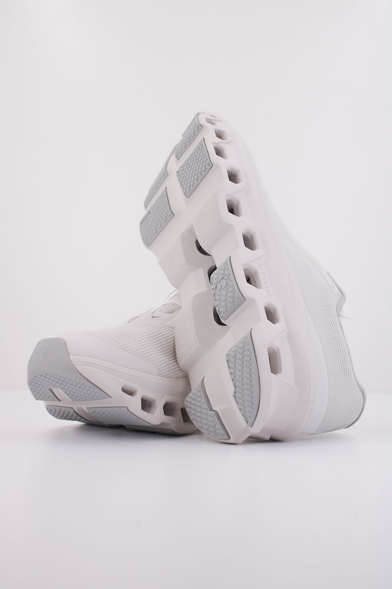 ON RUNNING CLOUDMONSTER en color BLANCO (5)