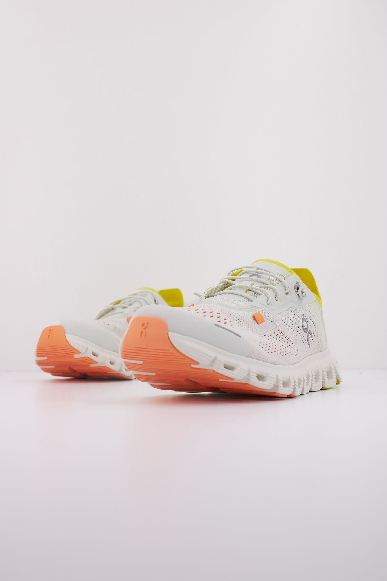 ON RUNNING CLOUD 6 COAST en color BLANCO (2)