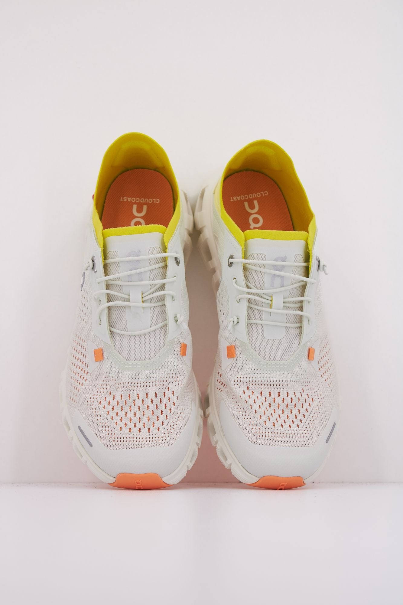 ON RUNNING CLOUD 6 COAST en color BLANCO (3)