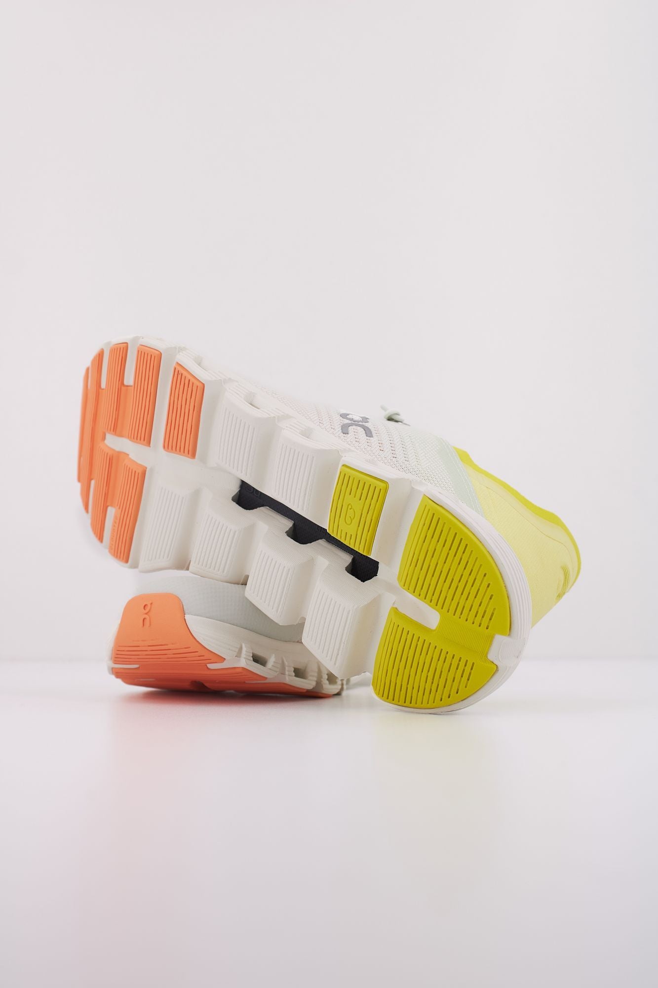 ON RUNNING CLOUD 6 COAST en color BLANCO (5)