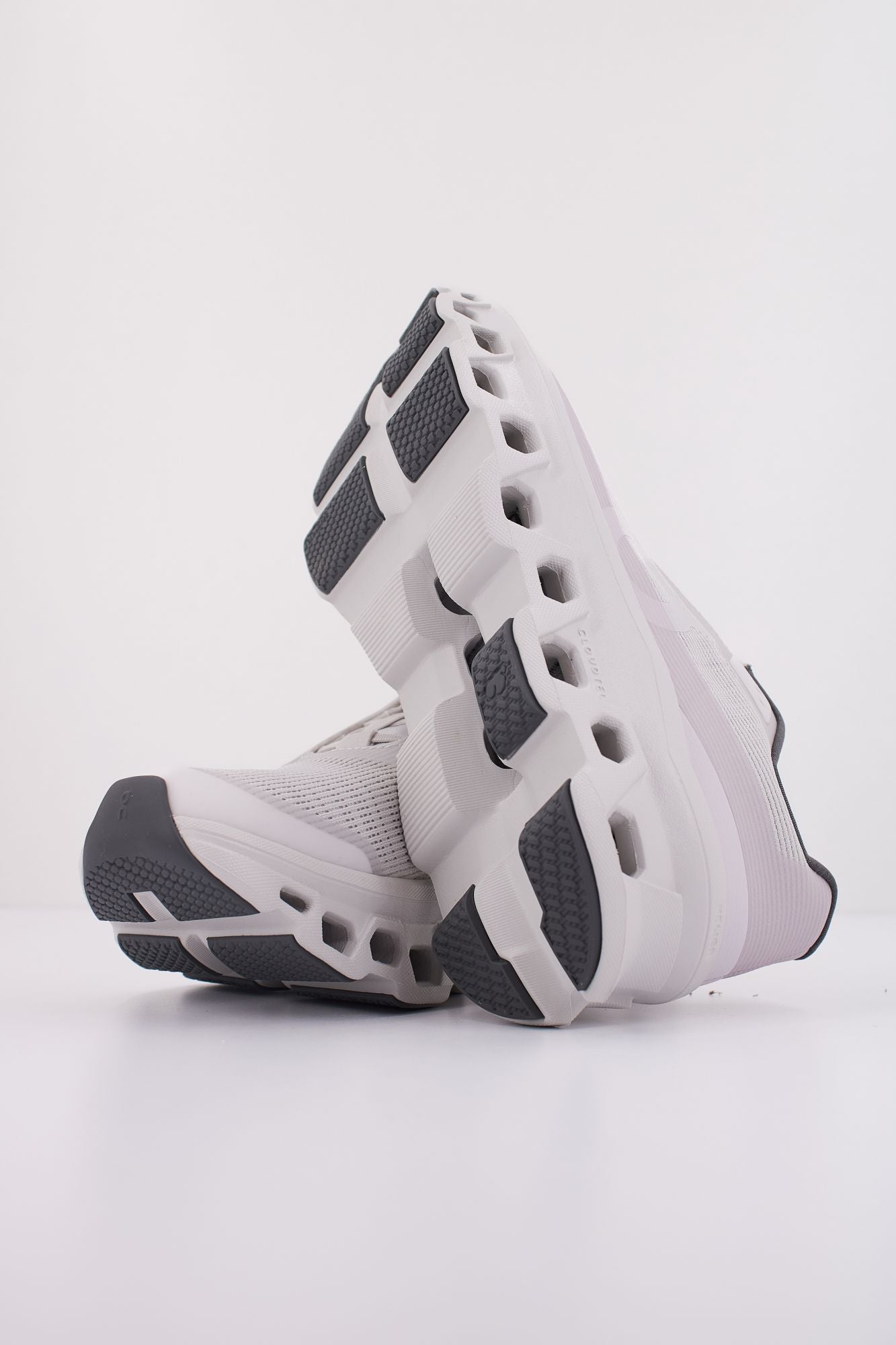 ON RUNNING CLOUDMONSTER en color BLANCO (5)