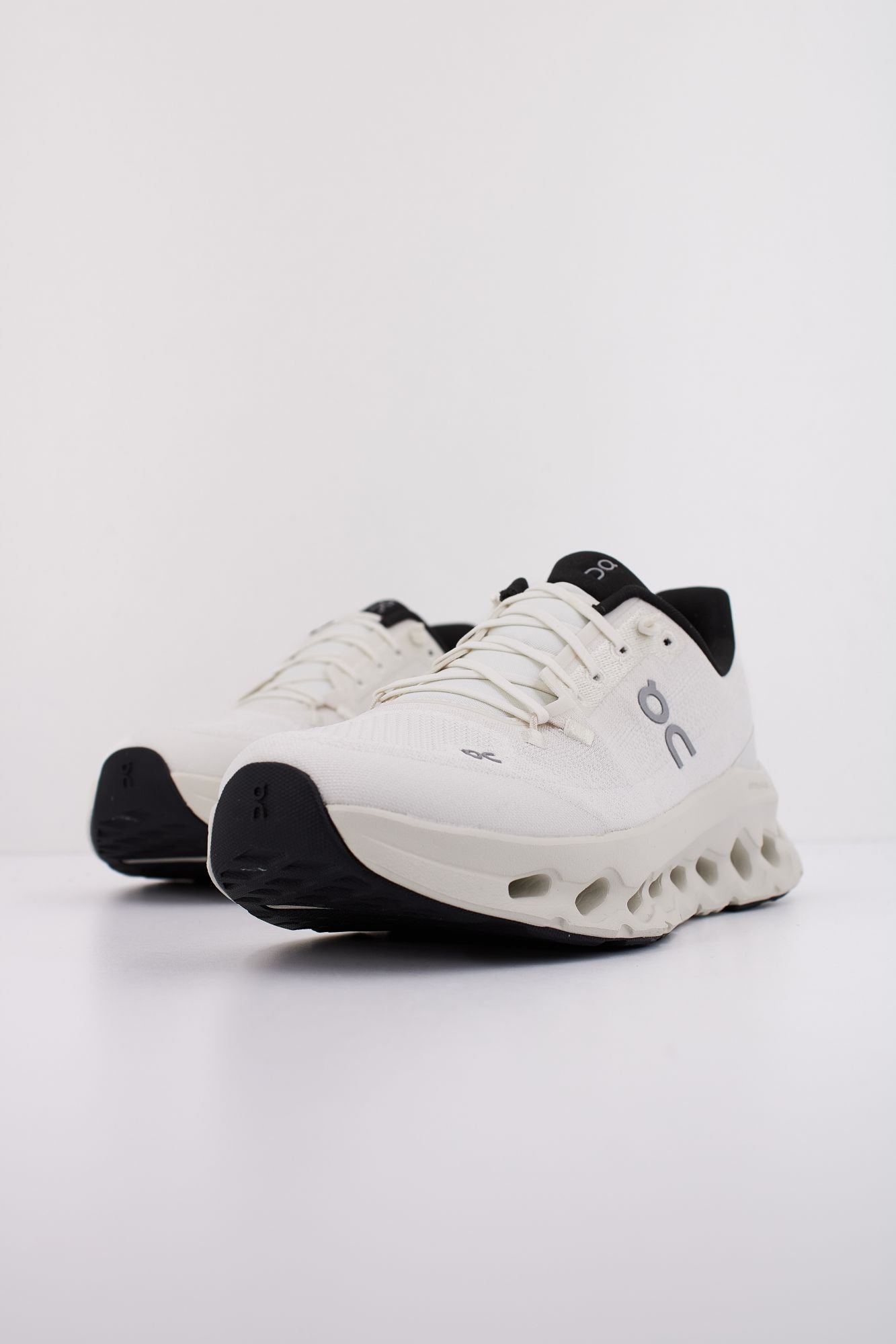 ON RUNNING CLOUDTILT en color BLANCO (2)