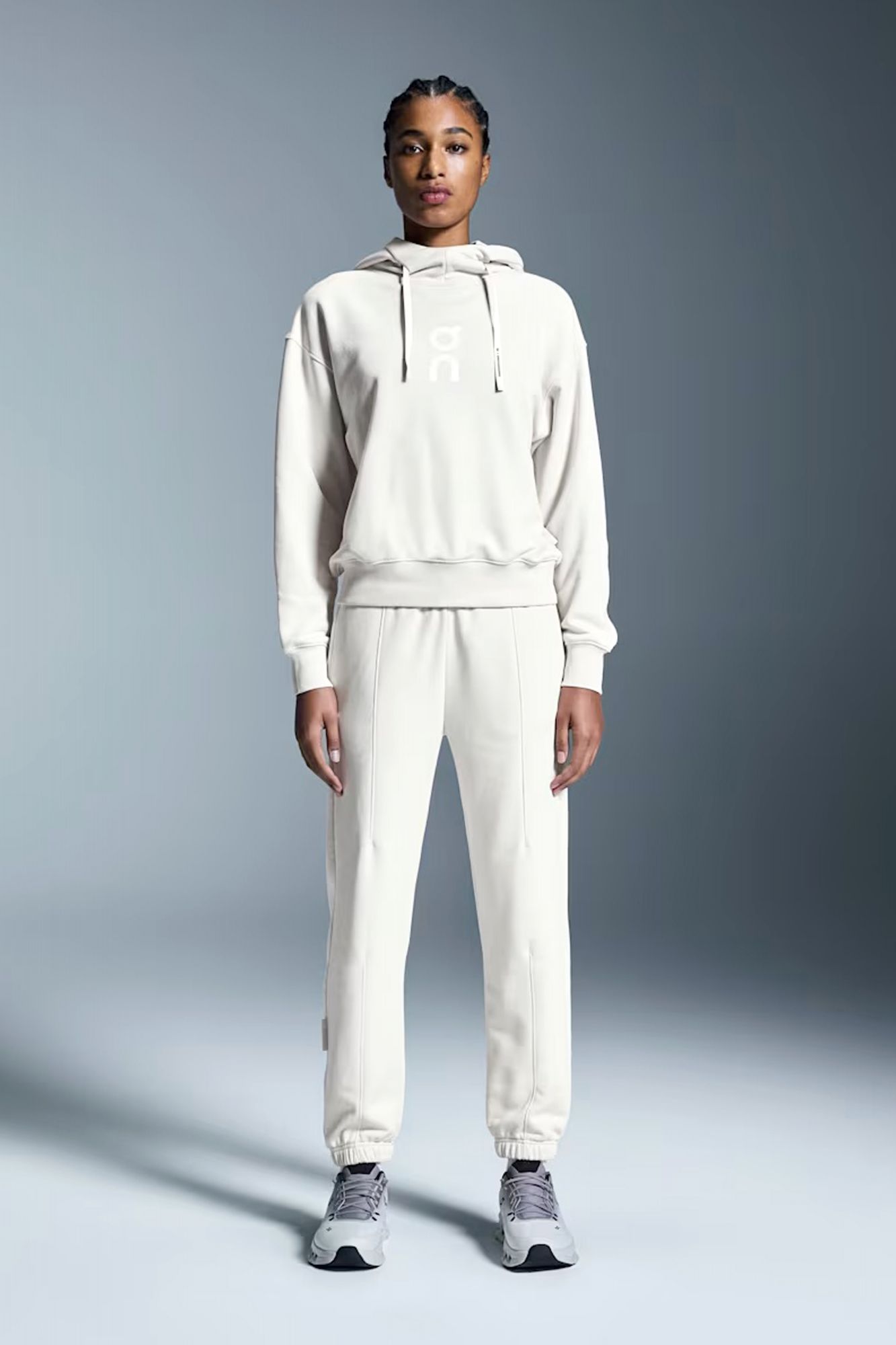 ON RUNNING CLUB PANTS en color BEIS (2)