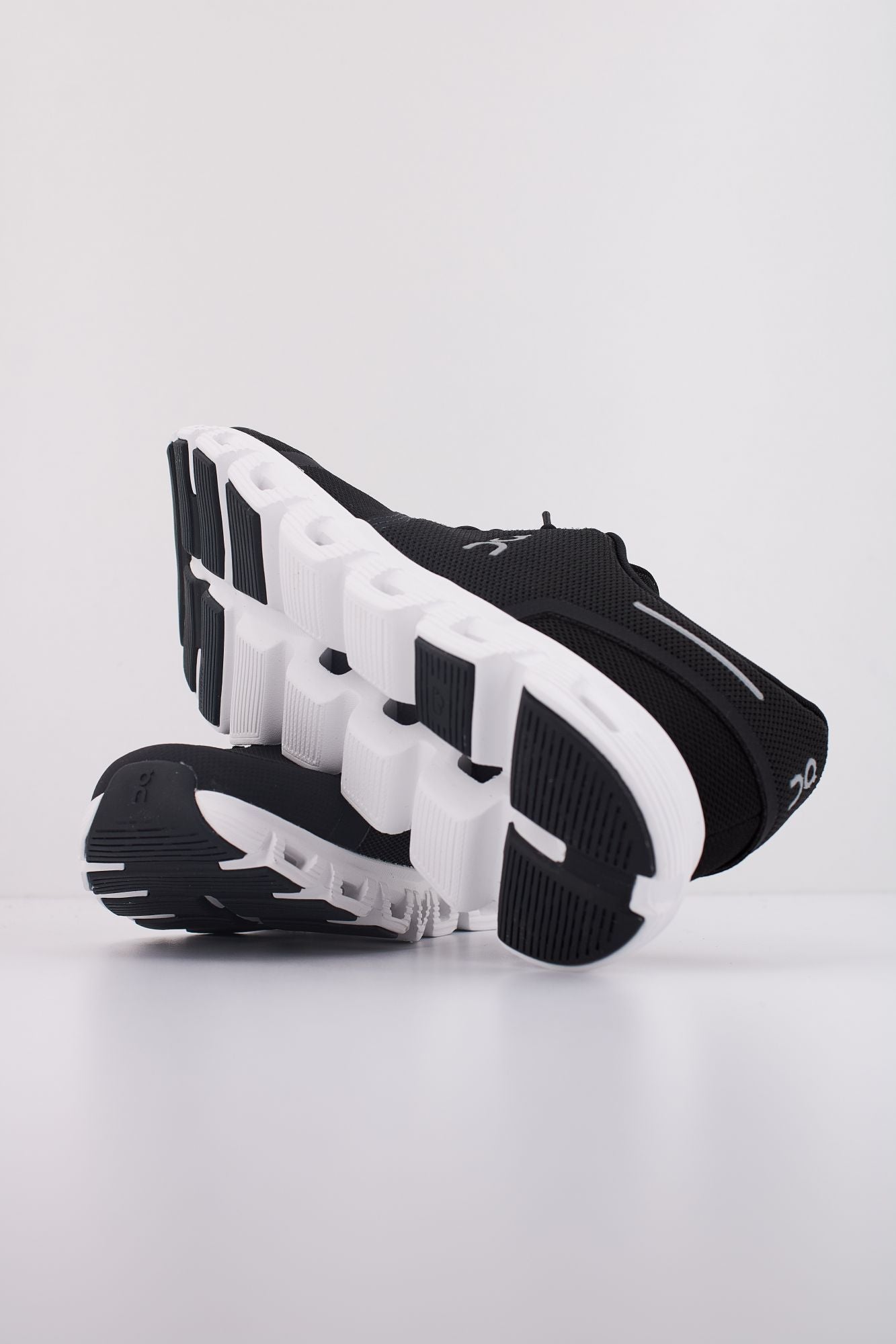 ON RUNNING CLOUD 6 en color NEGRO (5)