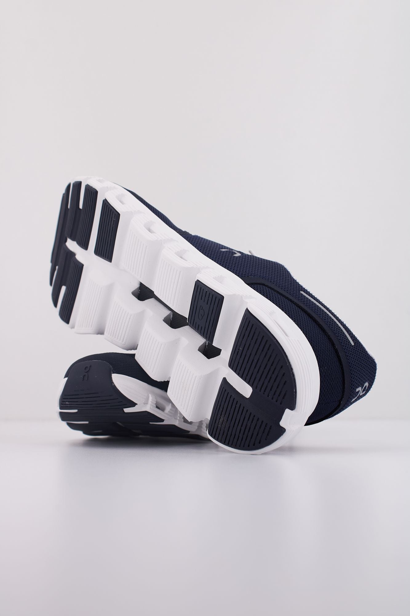 ON RUNNING CLOUD 6 en color AZUL (5)