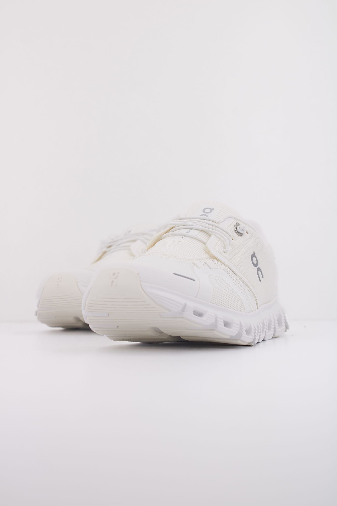 ON RUNNING CLOUD 6 en color BLANCO (2)