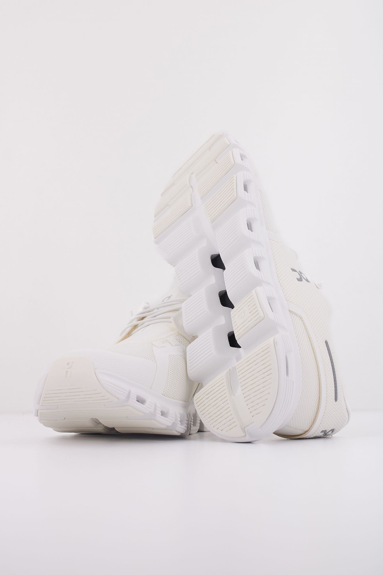 ON RUNNING CLOUD 6 en color BLANCO (5)