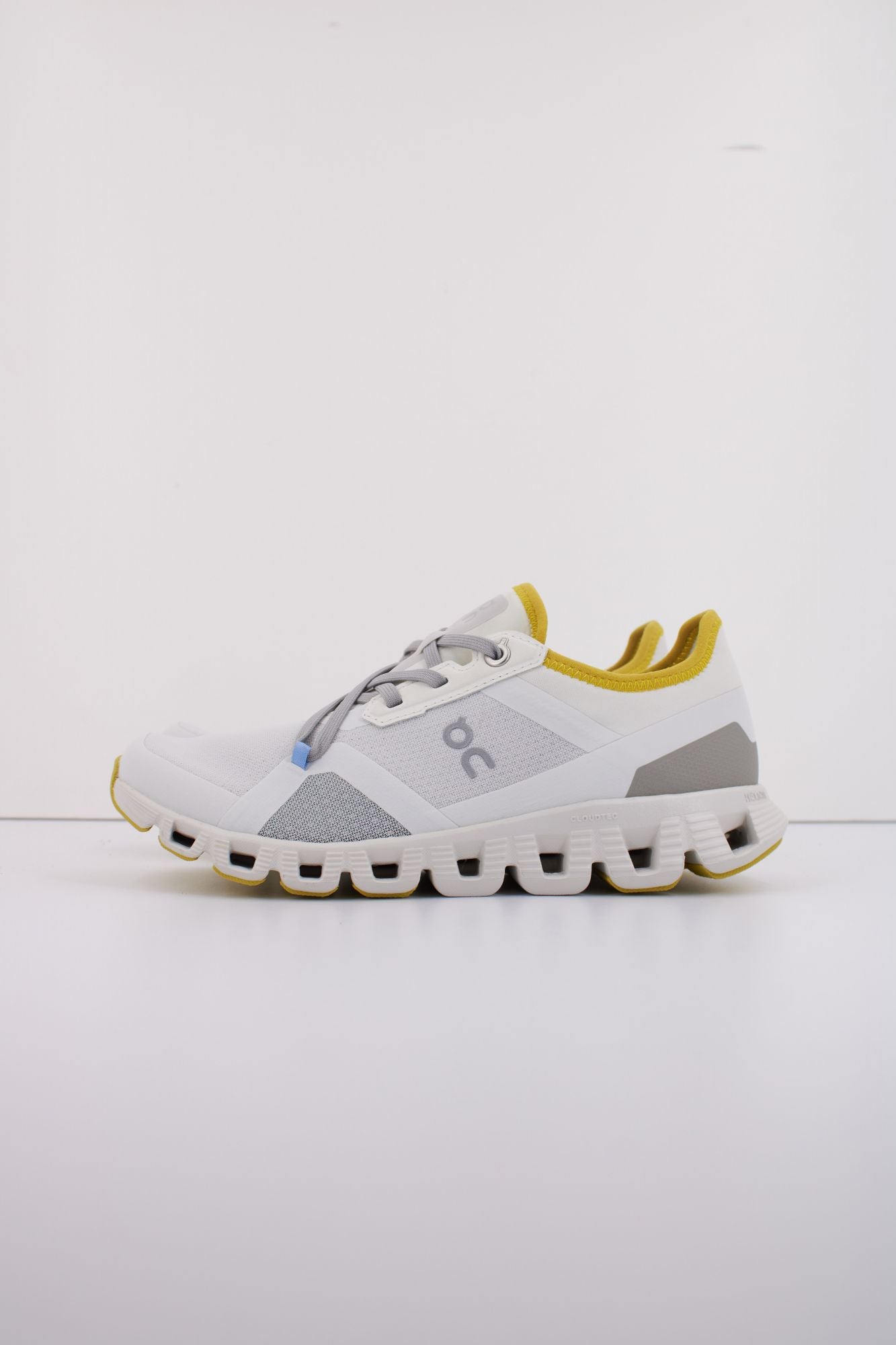 ON RUNNING CLOUD X 3 AD W en color GRIS (1)