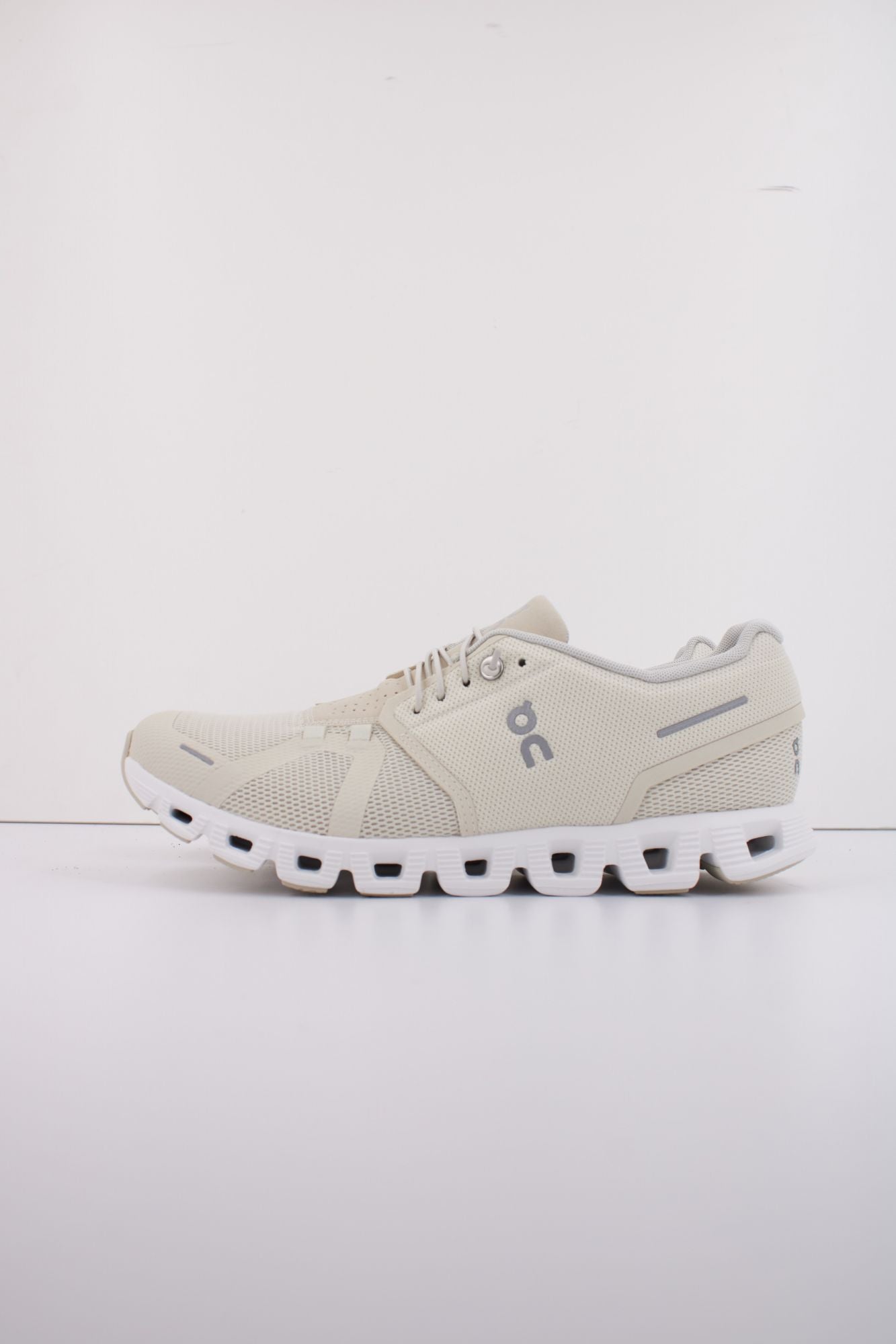 ON RUNNING CLOUD 5 M en color MARRON CLARO (1)