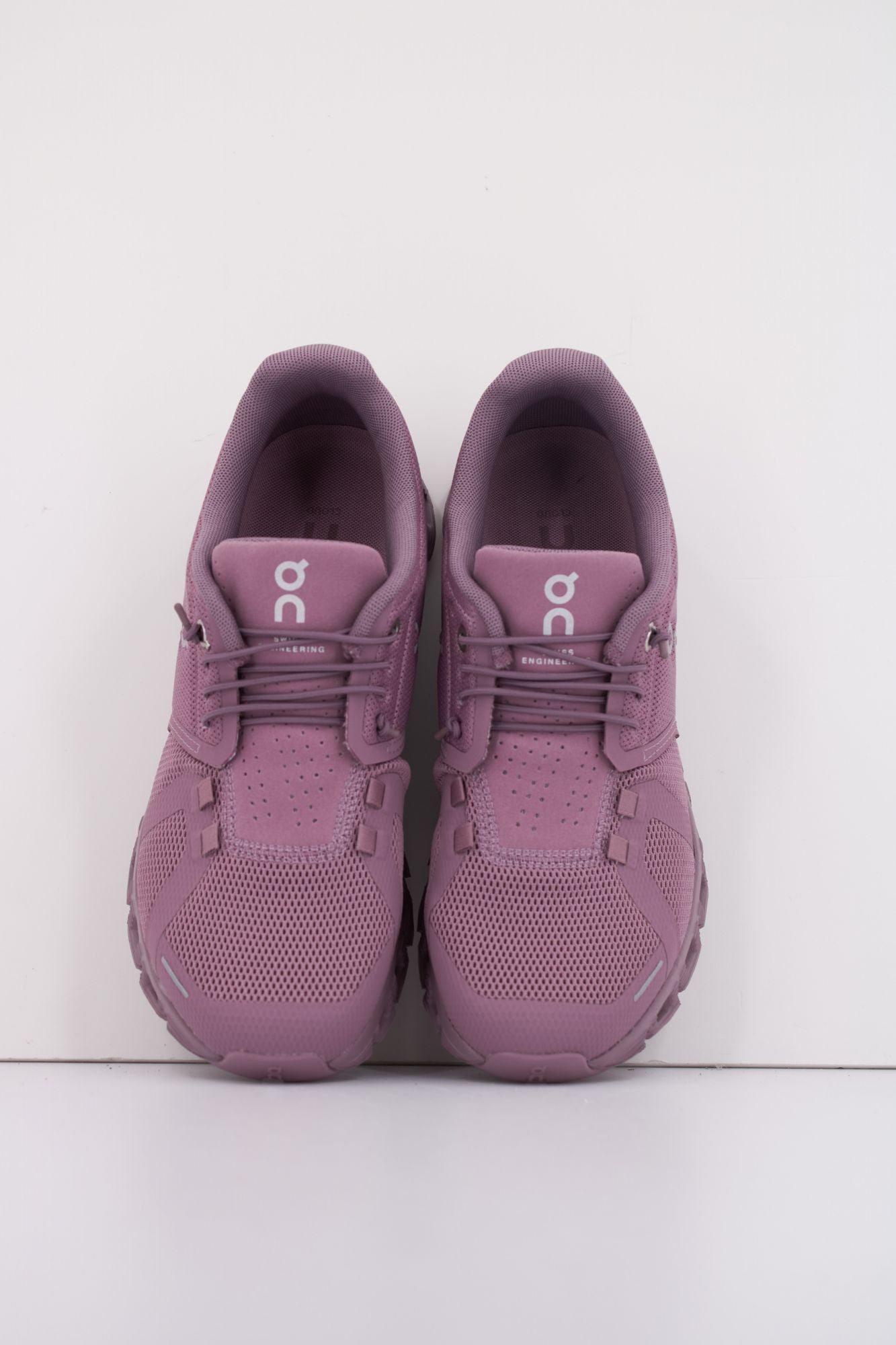 ON RUNNING CLOUD 5 W en color VIOLETA (3)
