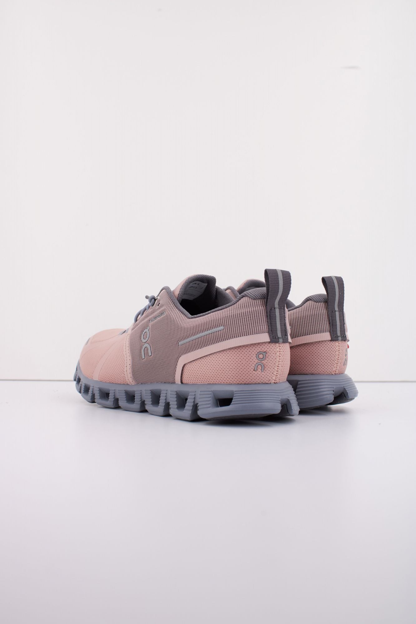 ON RUNNING CLOUD 5 WATERPROOF W en color ROSA (4)