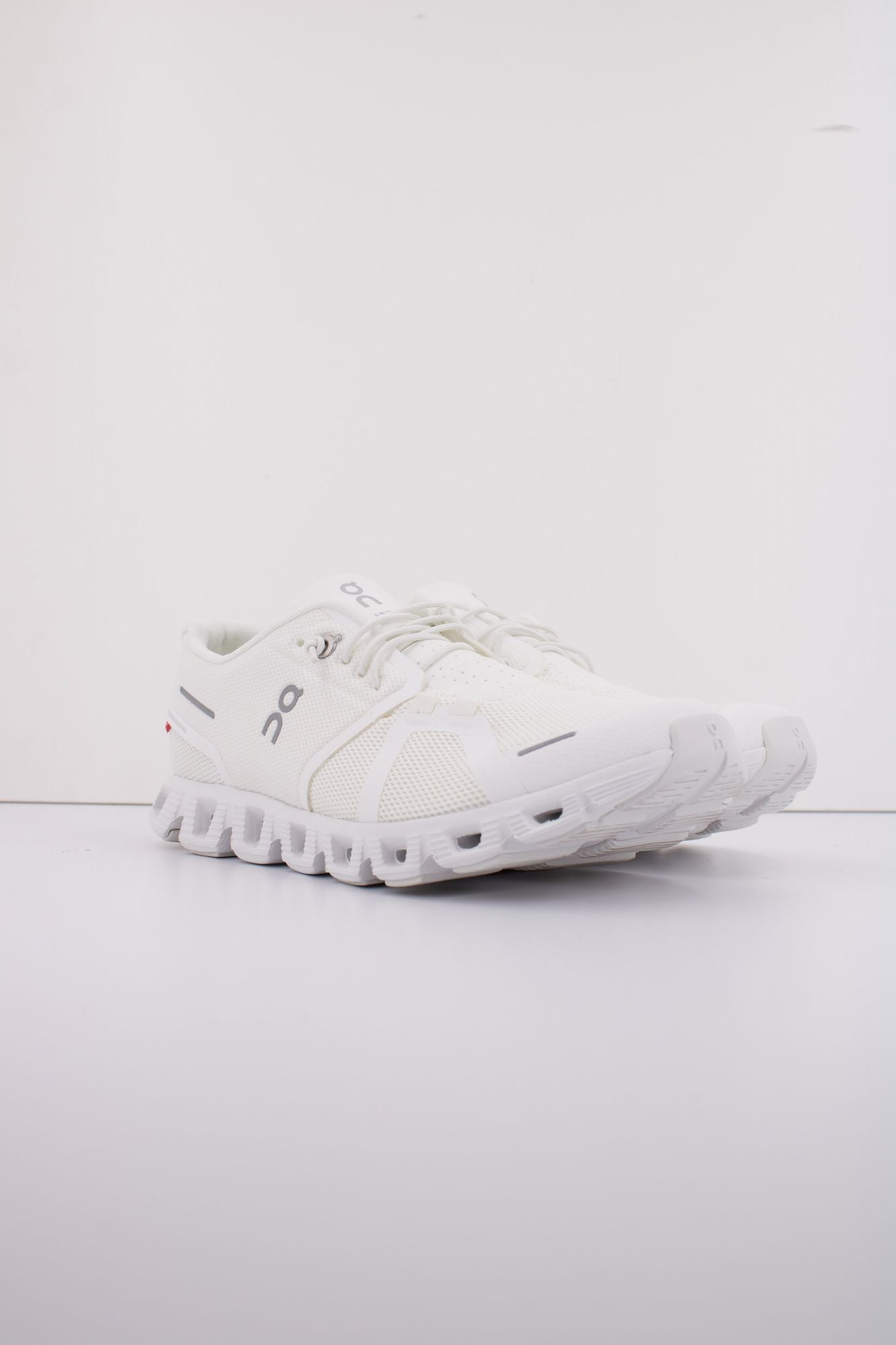 ON RUNNING CLOUD 5 M en color BLANCO (2)