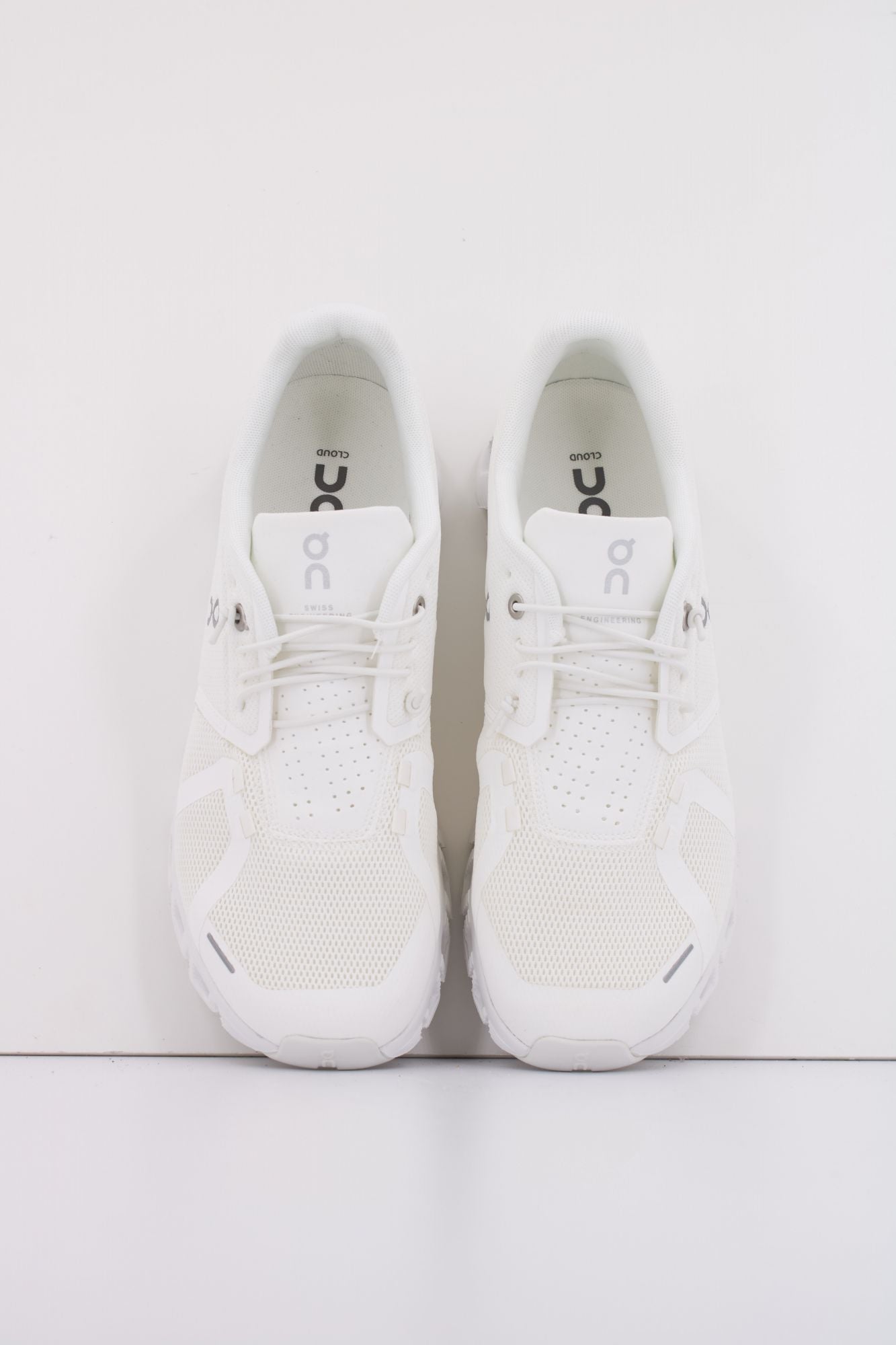 ON RUNNING CLOUD 5 M en color BLANCO (3)