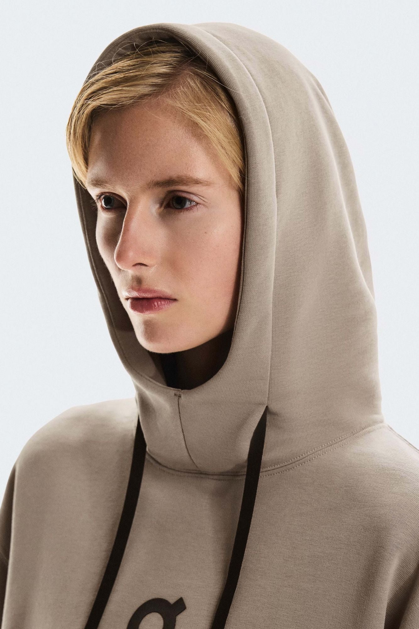 ON RUNNING CLUB HOODIE W en color MARRON (2)