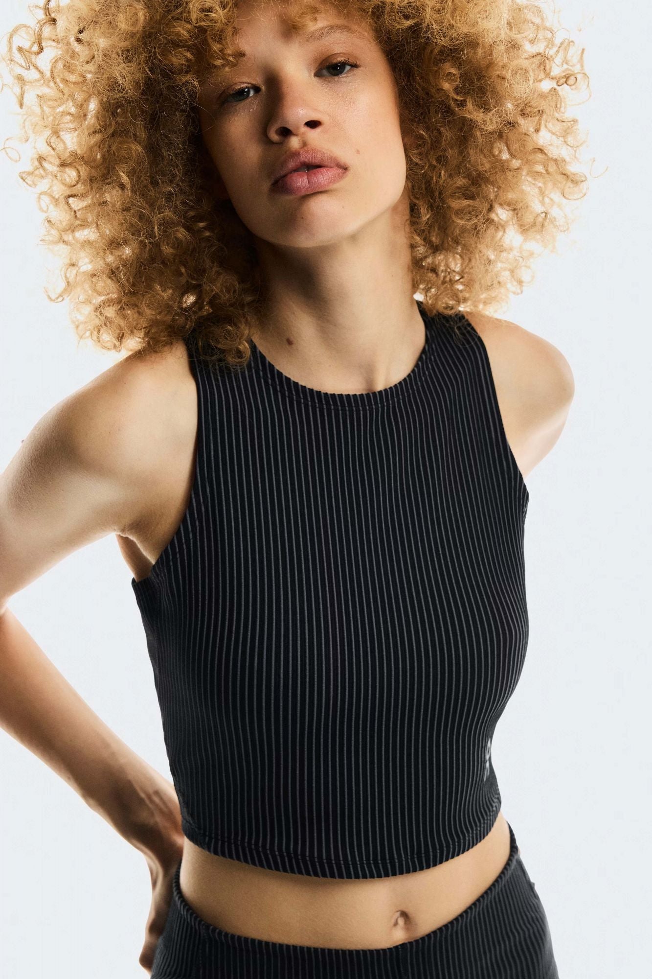 ON RUNNING ALL-DAY RIBBED CROP W en color NEGRO (1)