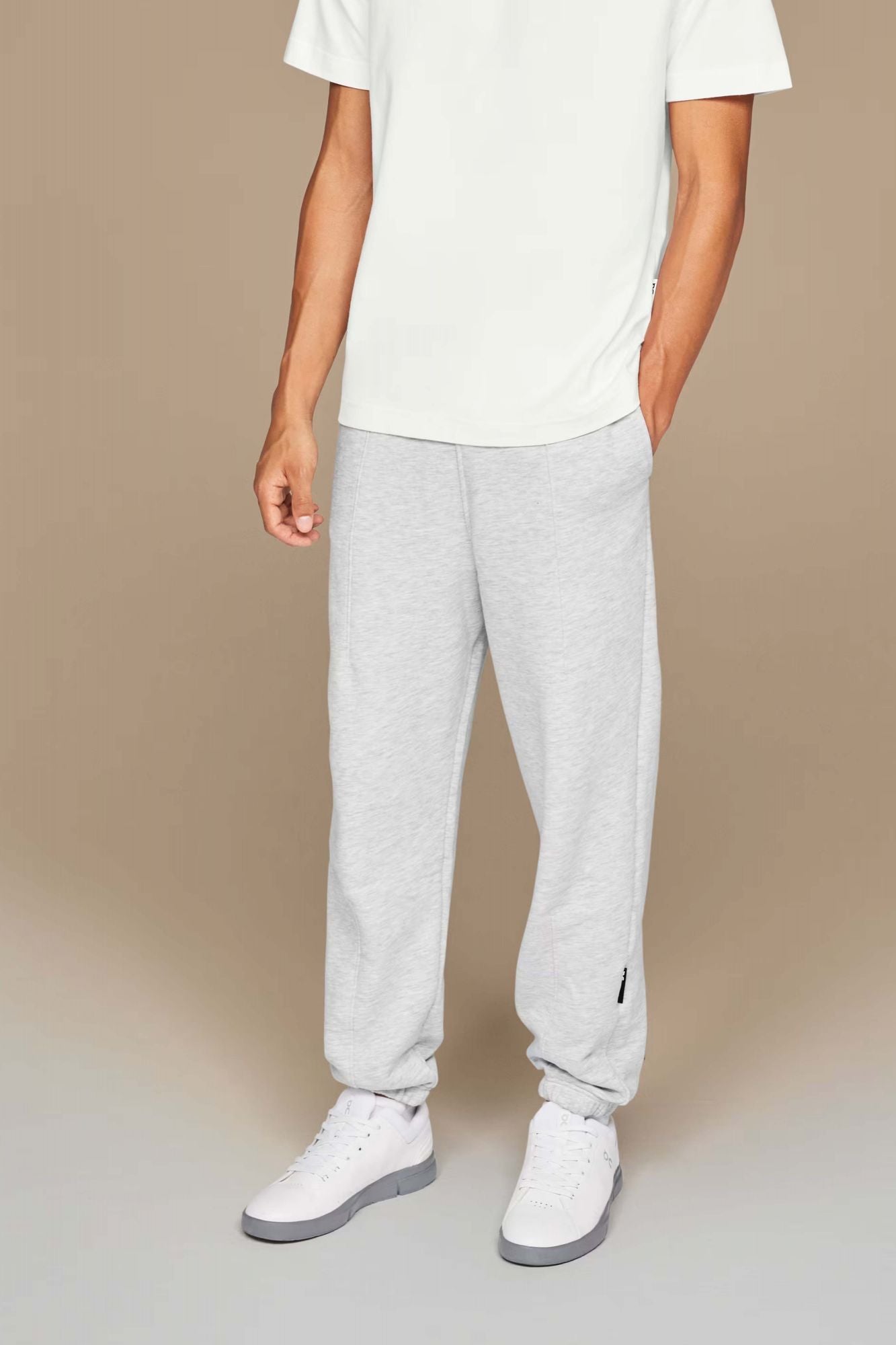 ON RUNNING CLUB PANTS en color GRIS (1)