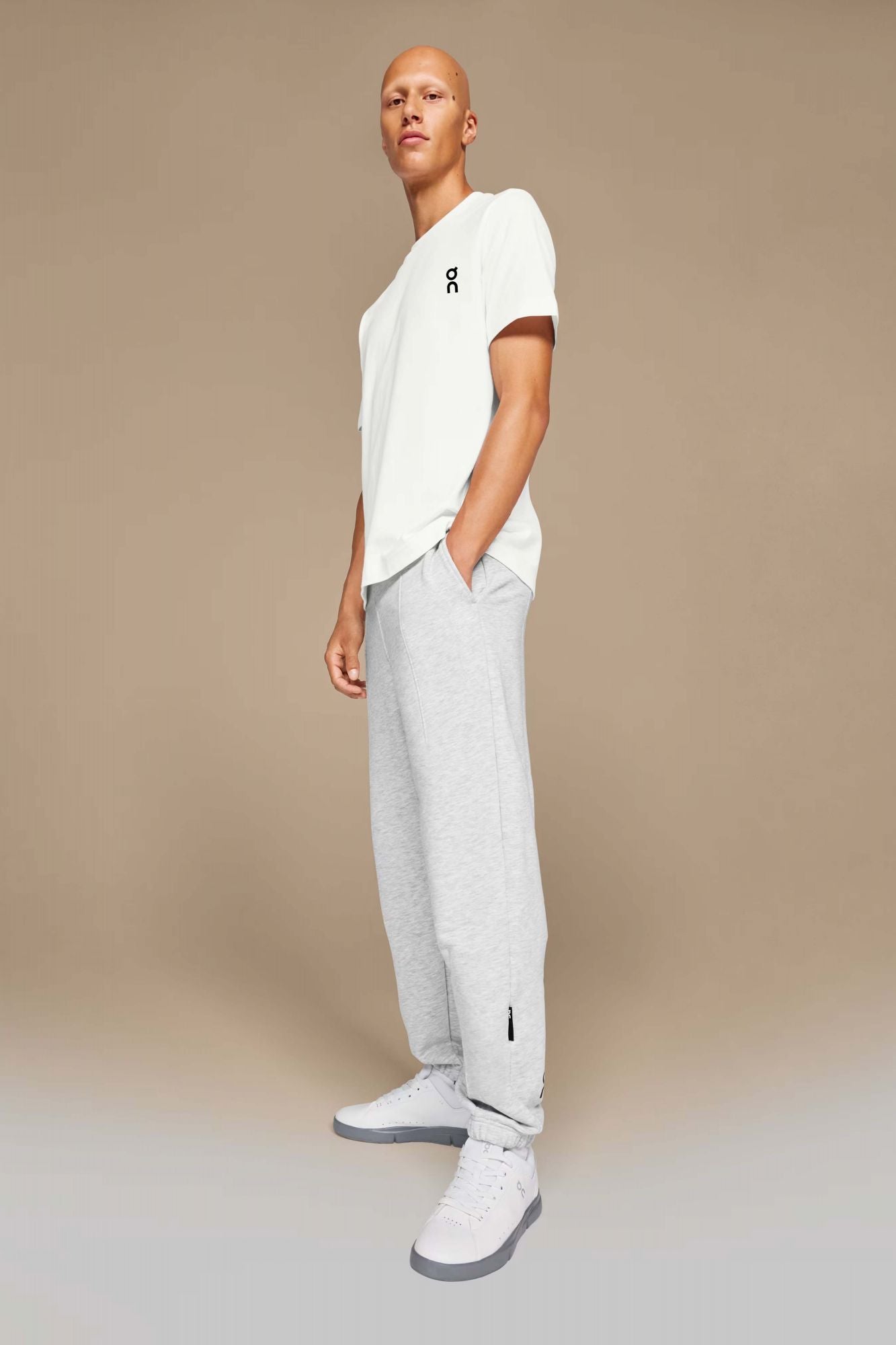 ON RUNNING CLUB PANTS en color GRIS (2)