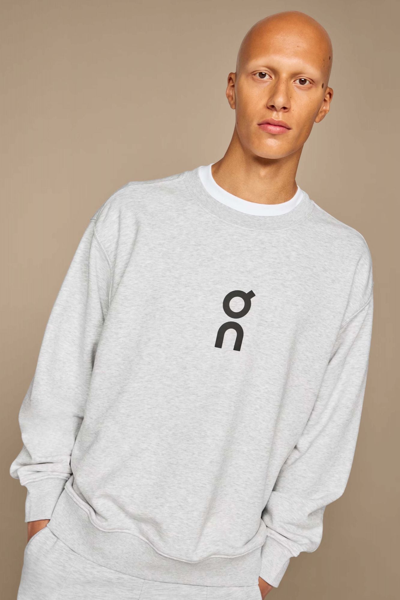 ON RUNNING CLUB CREW en color GRIS (1)