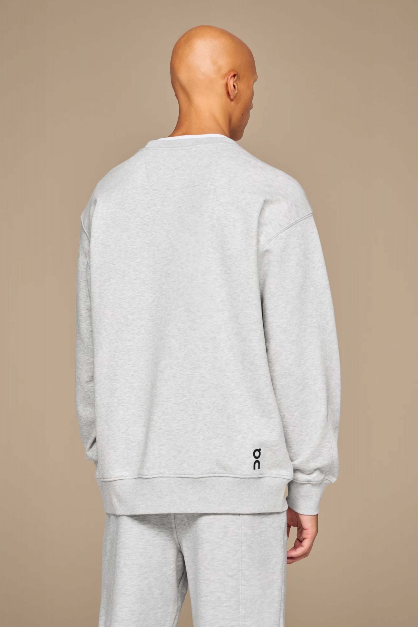 ON RUNNING CLUB CREW en color GRIS (2)