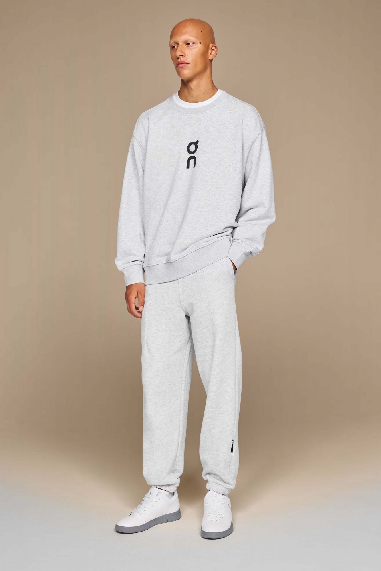 ON RUNNING CLUB CREW en color GRIS (4)