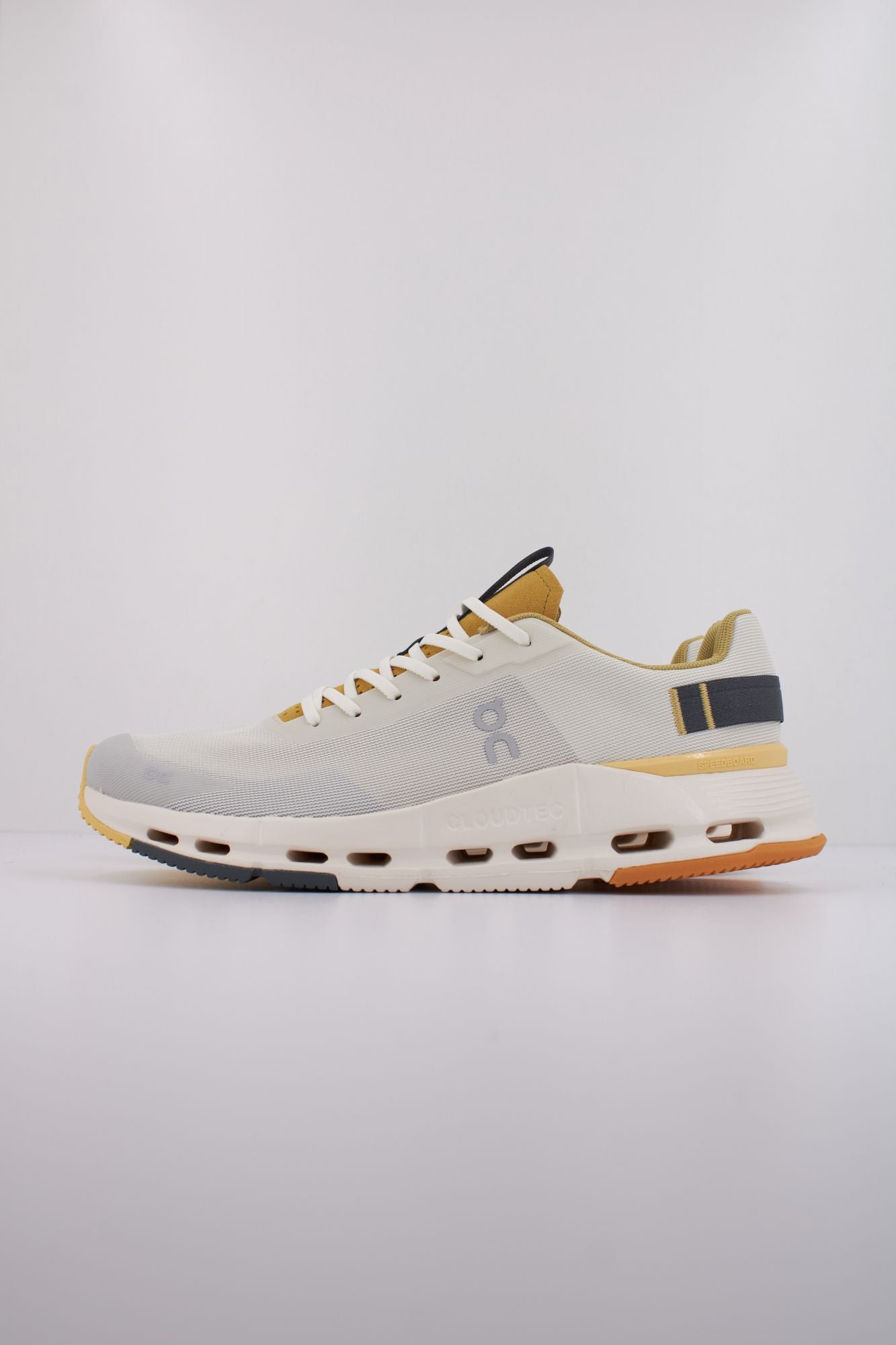 ON RUNNING CLOUDNOVA FORM 2 en color BLANCO (1)